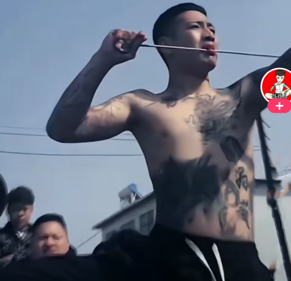 突传噩耗!网红"艺人红孩儿"不幸车祸去世,满身纹身曾亲吻纸人