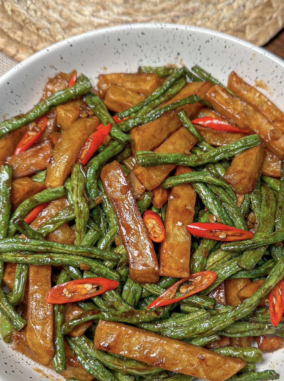 亲们,今天我要分享一道超级下饭的家常菜——土豆烧豆角!