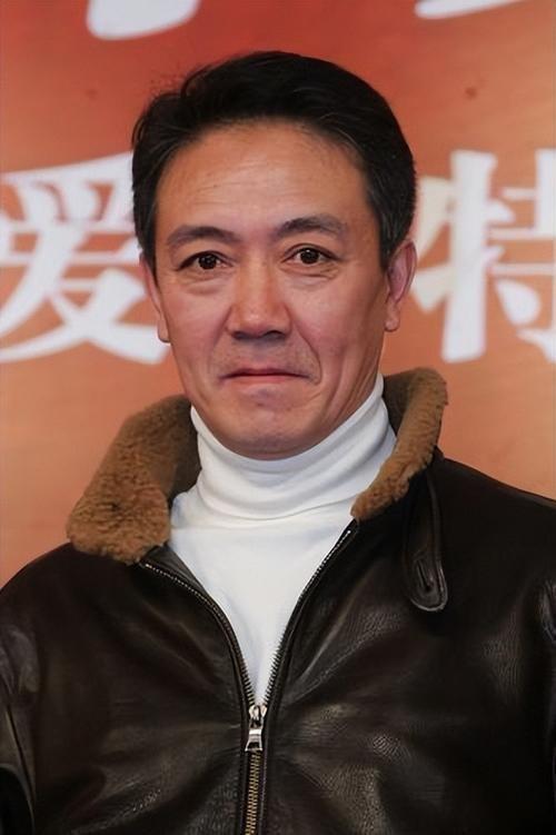 李云龙扮演者成名后抛妻弃子,假戏真做,网友评:善恶自有报