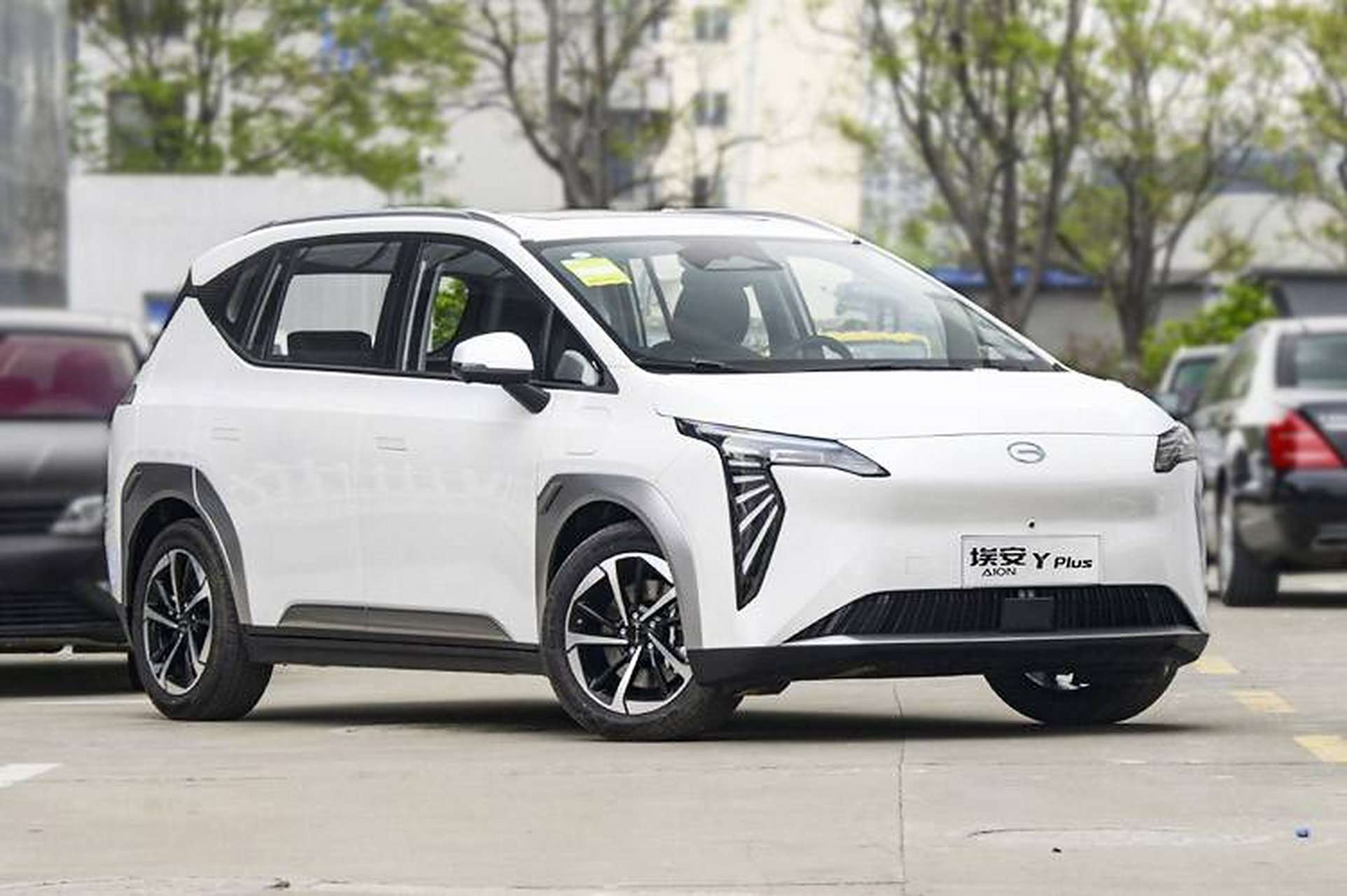 广汽埃安新款aionyplus上市,换装磷酸铁锂电池,售价14.38-15.38万.