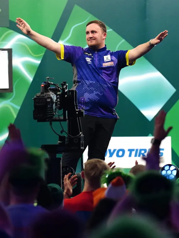 英国16岁少年闯入飞镖世界杯决赛,史上最年轻,长相遭质疑像36岁