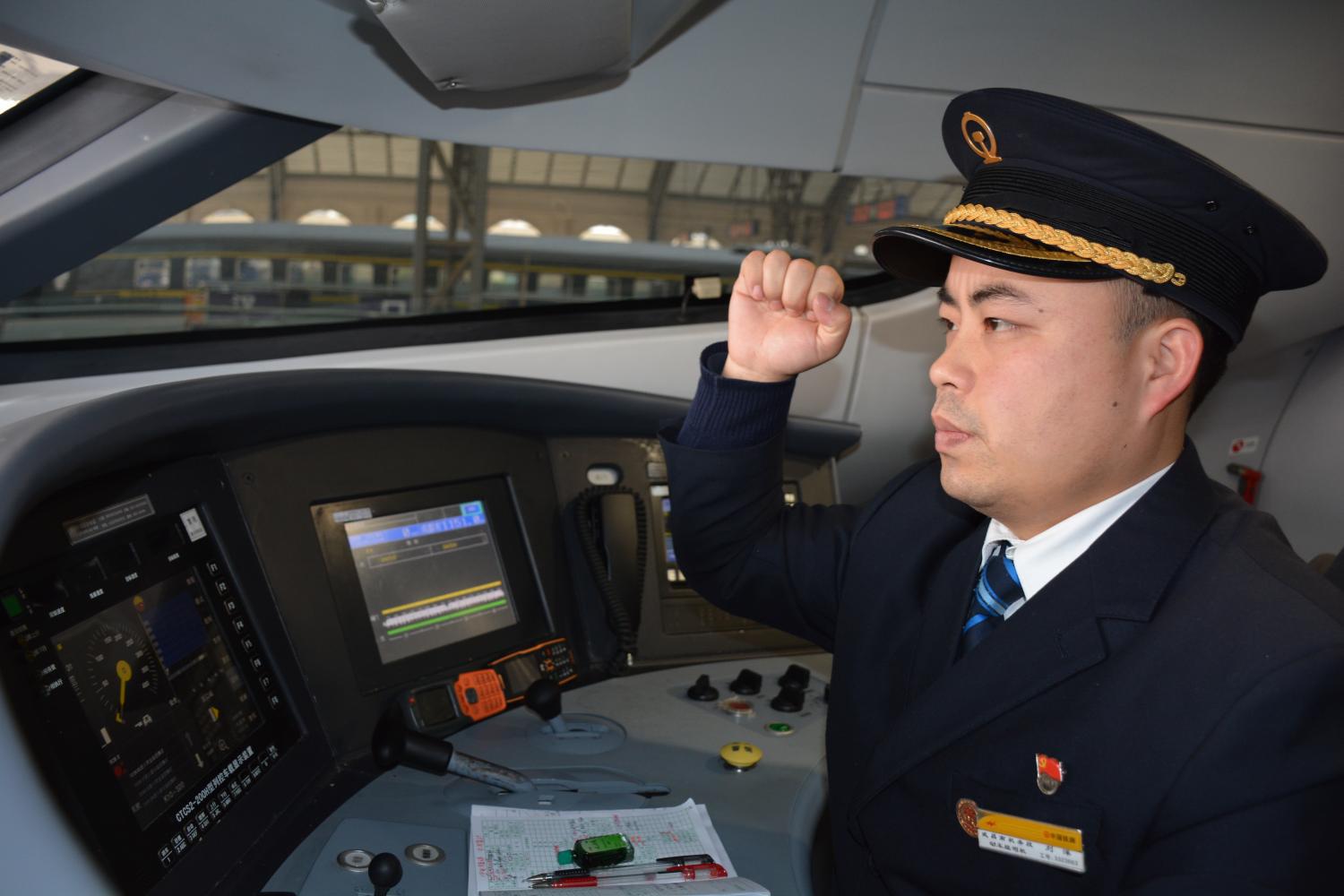 为什么高铁司机,每30秒就要踩一次"踏板"?不踩会怎样?