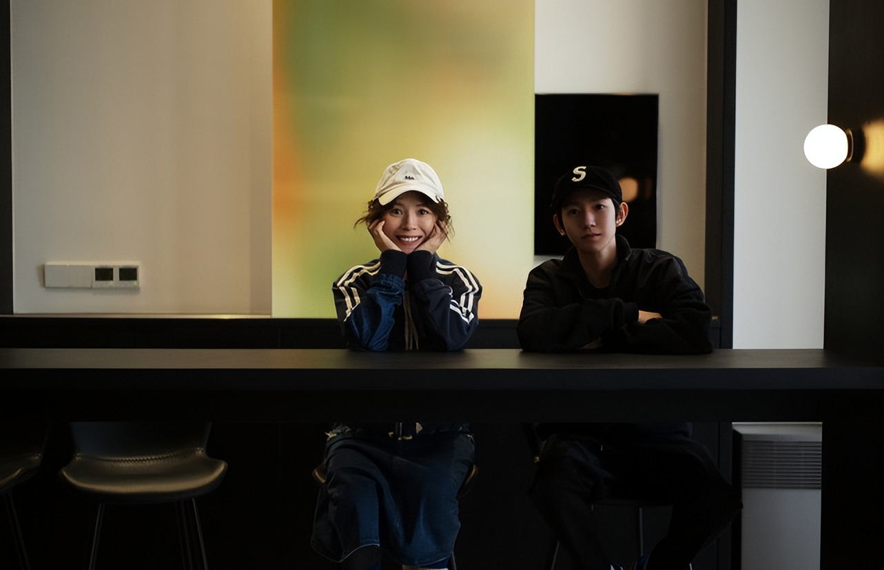 黄雅莉与王源难得小聚,孕妈肚大如箩状态好,王源升辈份了