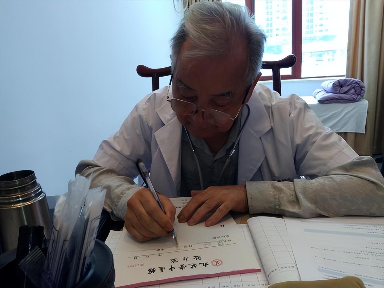 黑人成中医大拿97年中医博士毕业在中国行医30年信奉不开贵药