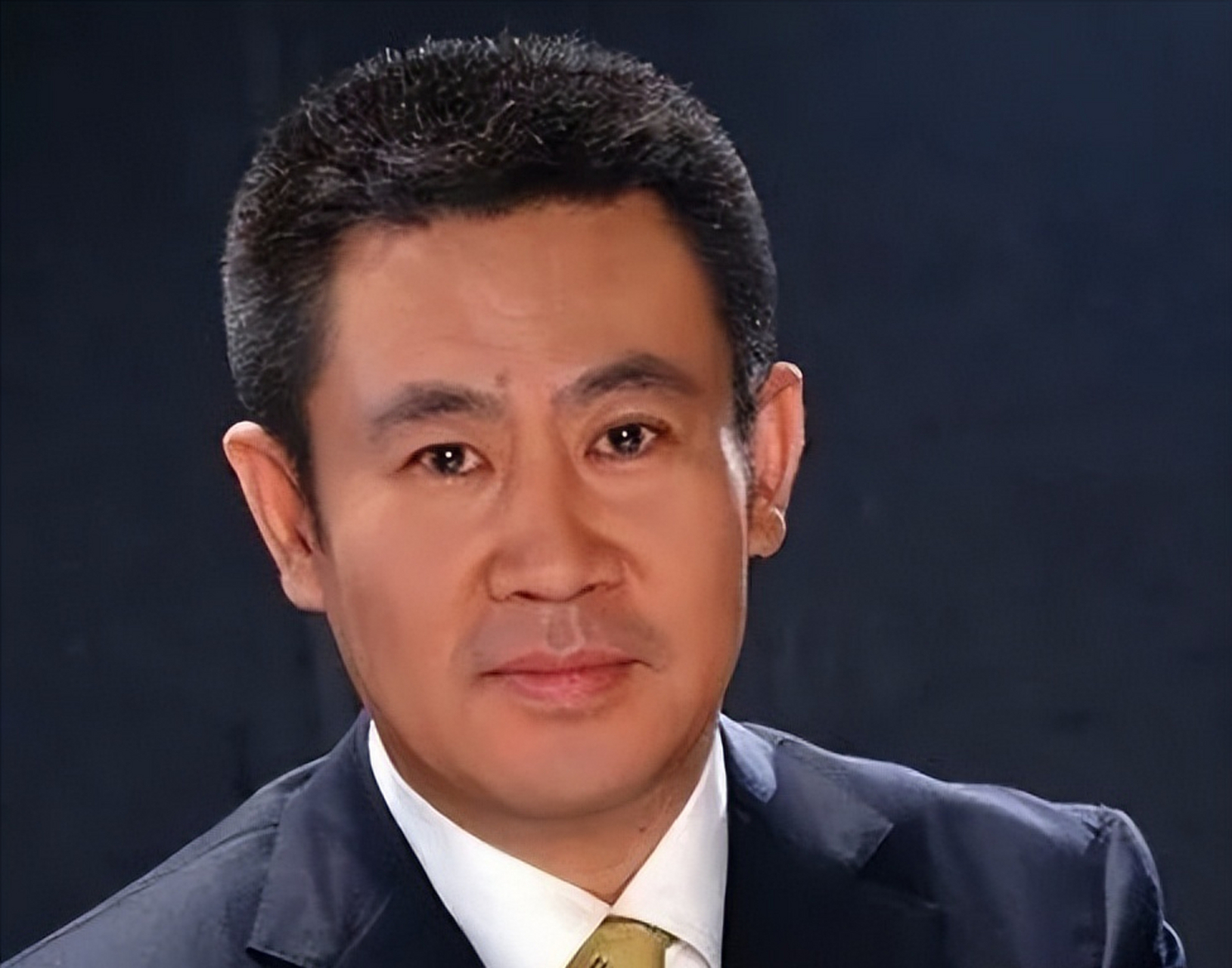 赵赫是央视《经济半小时》主持人,获得过"金话筒奖",在从央视离职后不