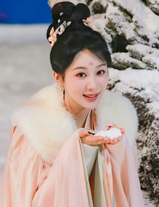 杨紫整牙后牙齿白齐,精致度up!妥妥的大女主!