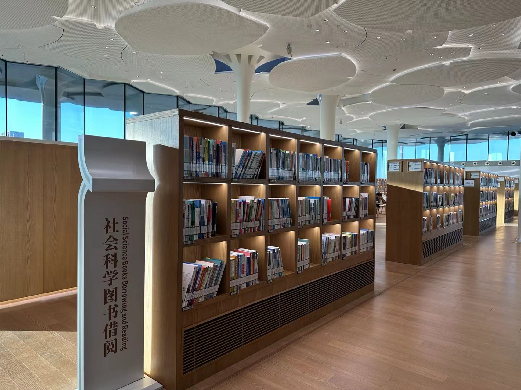 北京城市图书馆又称"森林书苑",总建筑面积约7.