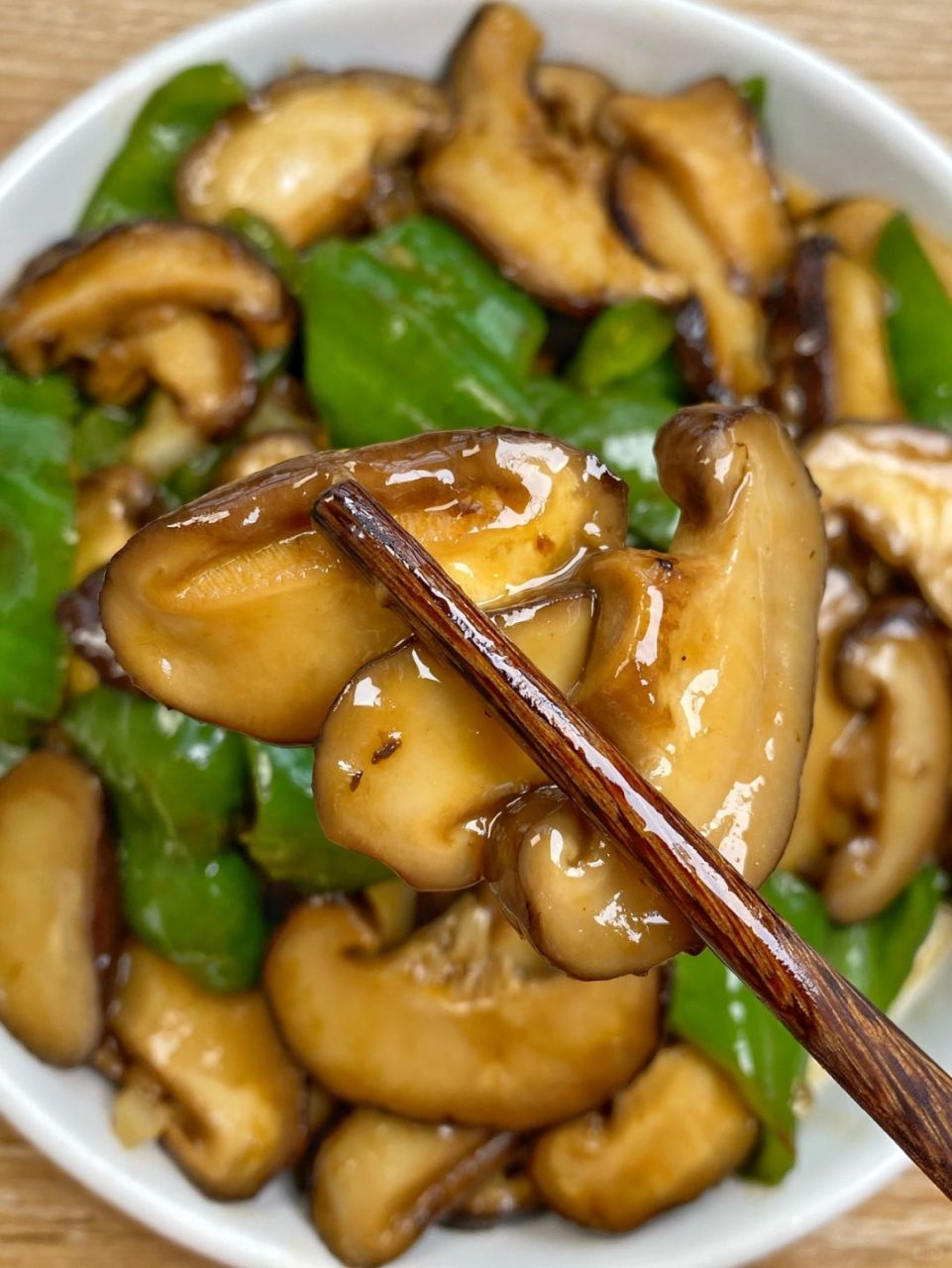 青椒炒香菇是一道色香味俱佳的家常菜.