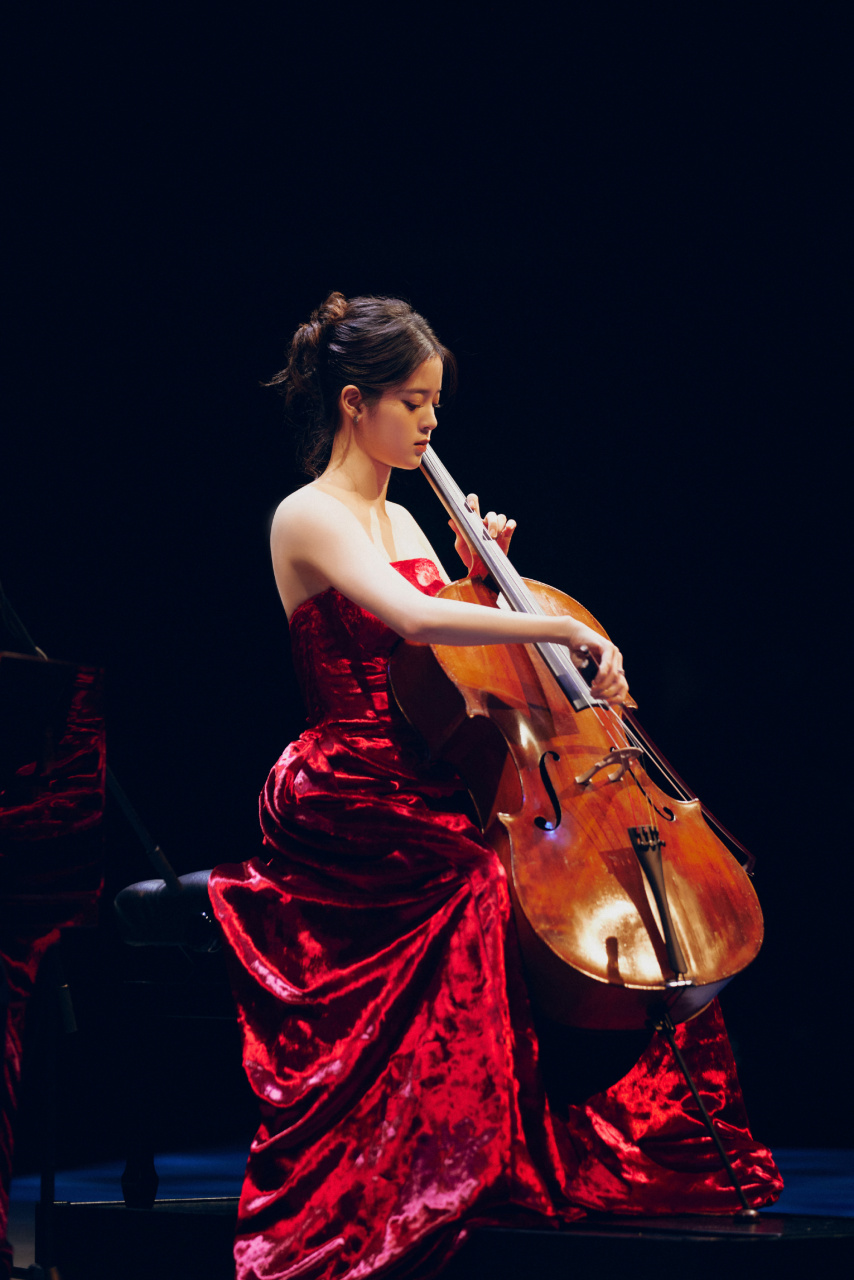 欧阳娜娜演出照曝光 穿红裙拉琴气质优雅#欧阳娜娜# #欧阳娜娜否认