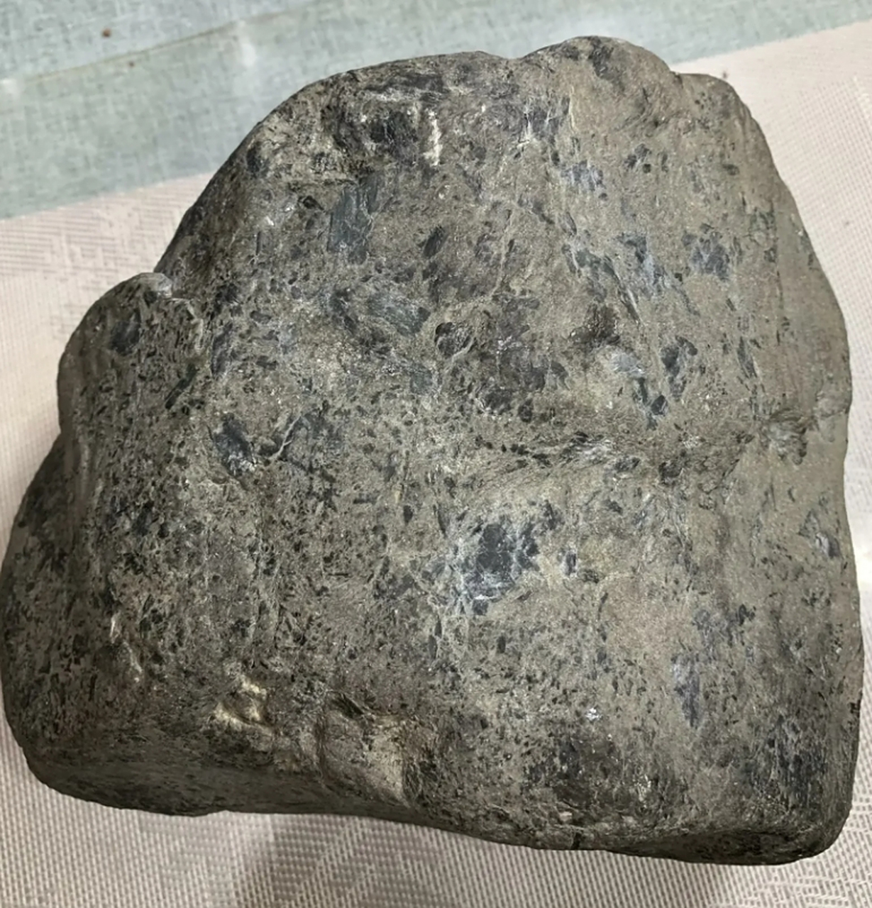 不过,油青种翡翠原石也有其特殊的韵味,它给人