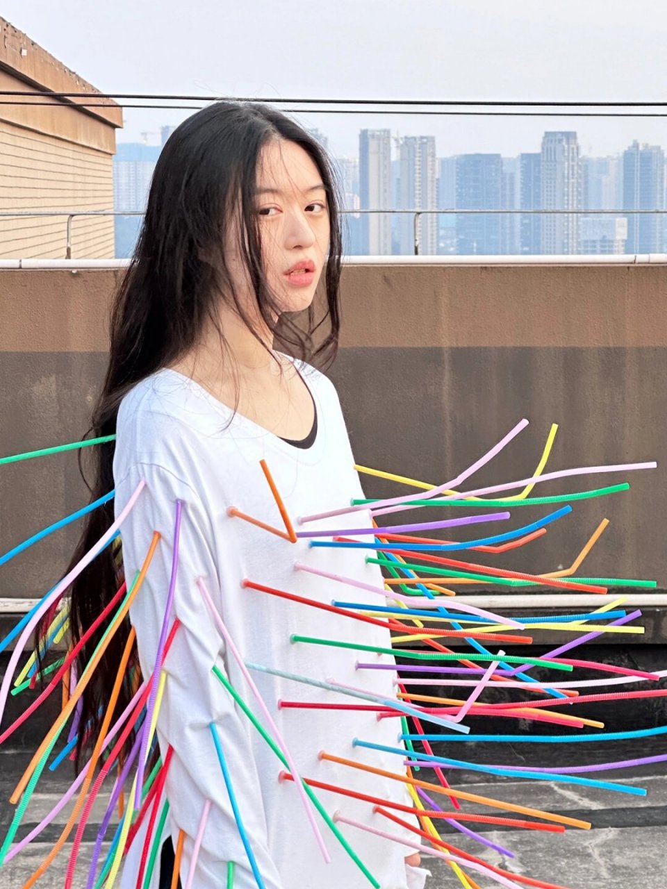 地铁上看见了一个距离感很强的女生……  这个女生非常有边界感, 她穿