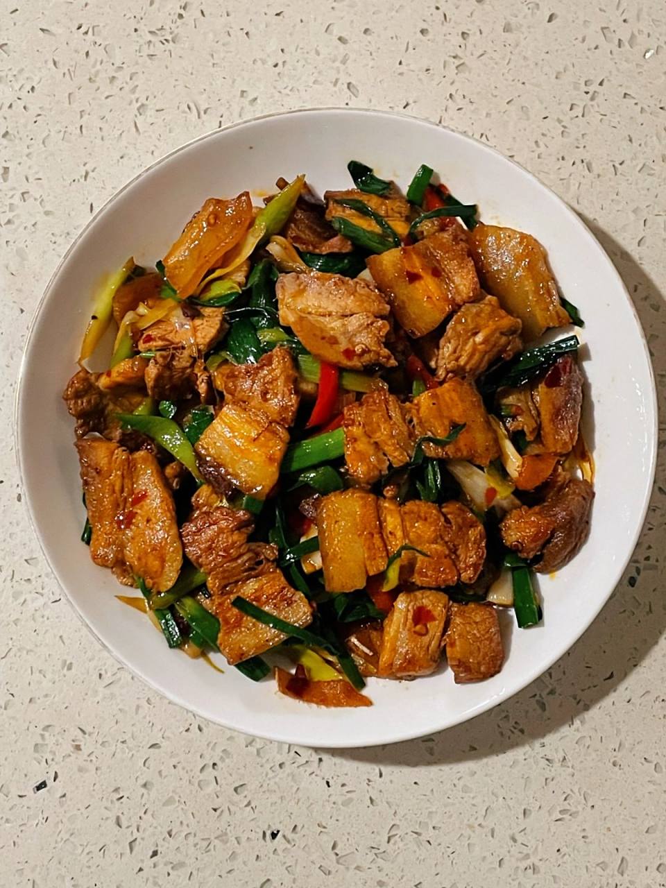 川味回锅肉简单零失败  川味回锅肉是一道色香味俱佳的经典川菜.