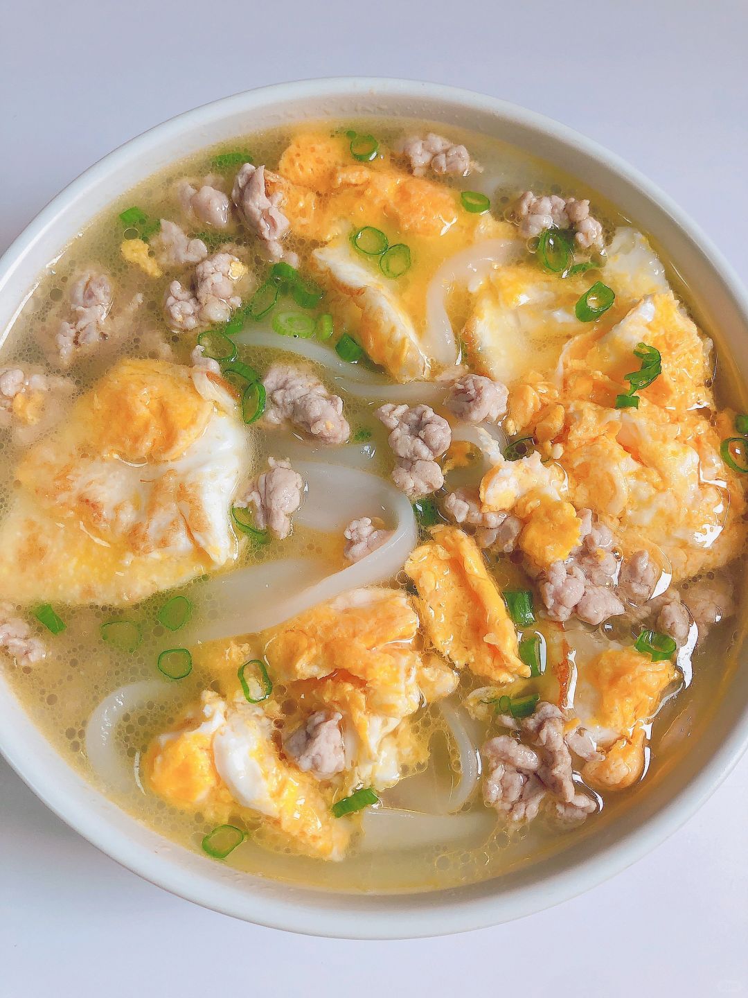 今天我要给大家带来一碗超级美味的鸡蛋肉末粉早餐