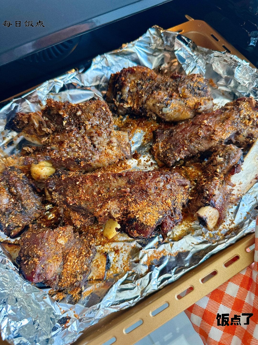 你们绝对想不到,只需一台烤箱,就能在家做出媲美餐厅的烤牛排骨!