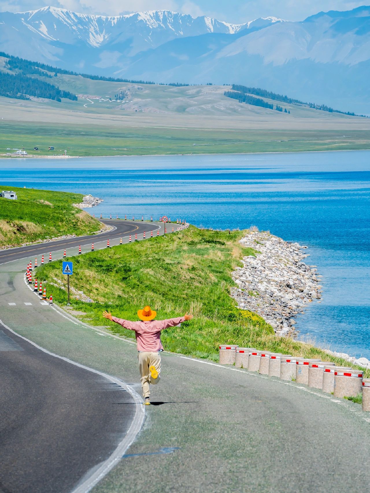 赛里木湖亲水滩拍照，旅游帮手