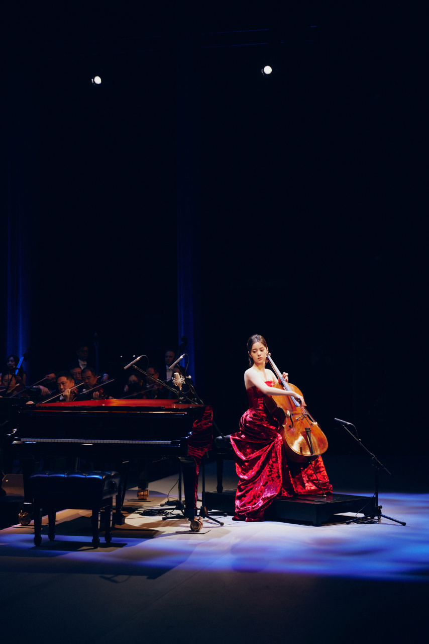 欧阳娜娜演出照曝光 穿红裙拉琴气质优雅#欧阳娜娜# #欧阳娜娜否认