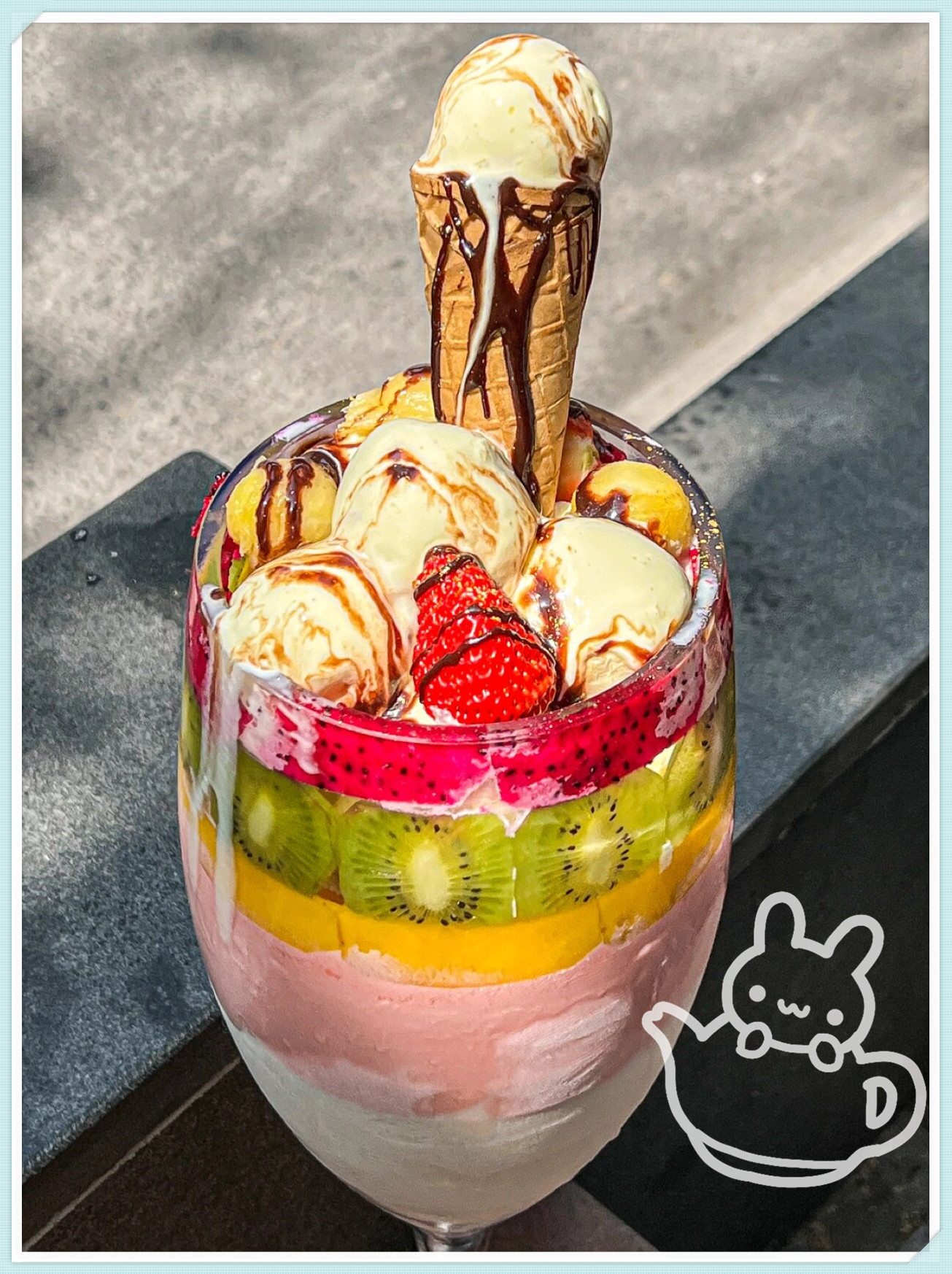 冰淇淋的口味应有尽有,再加上水果的点缀,简直是几个女孩子整个下午的