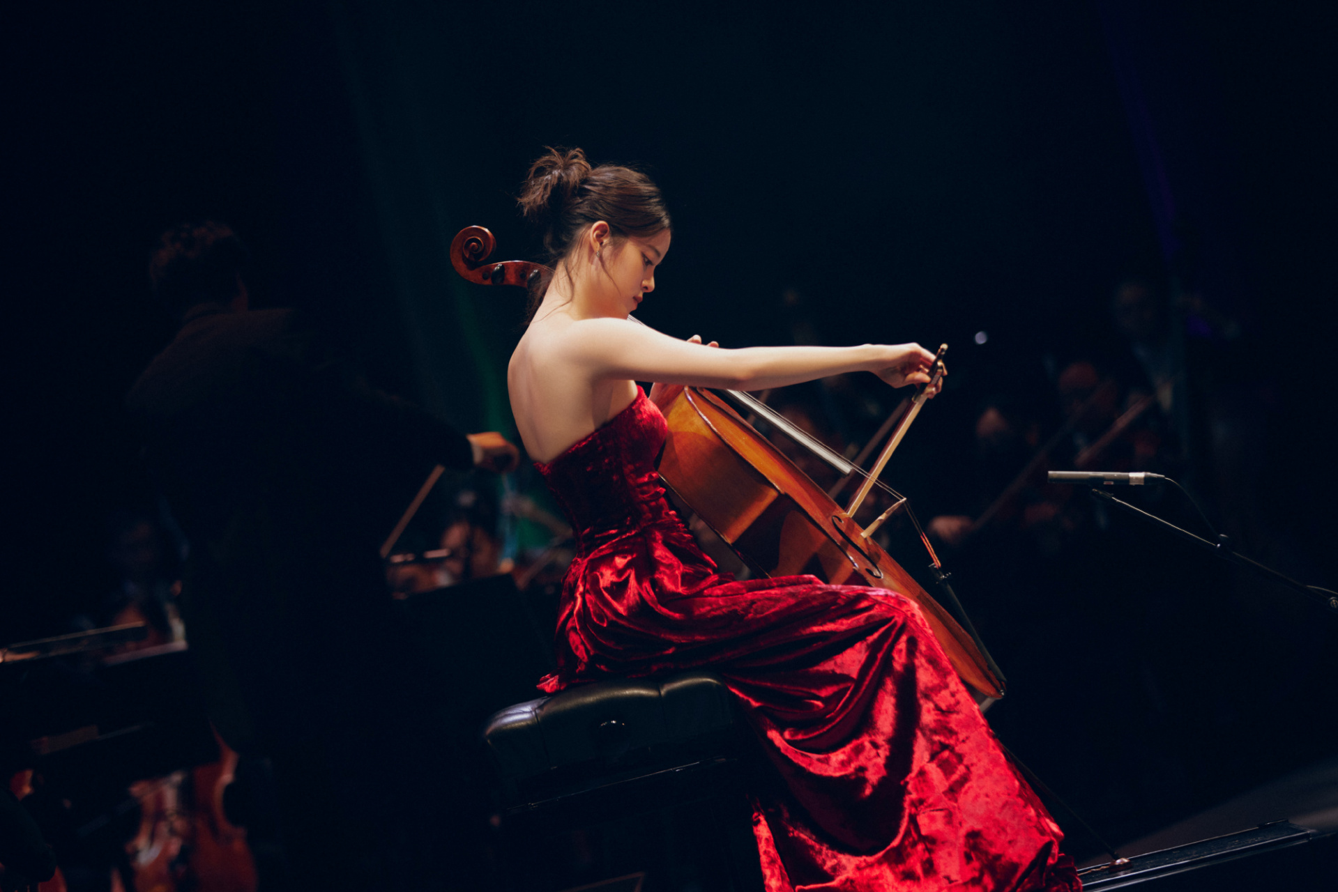 欧阳娜娜演出照曝光 穿红裙拉琴气质优雅#欧阳娜娜# #欧阳娜娜否认