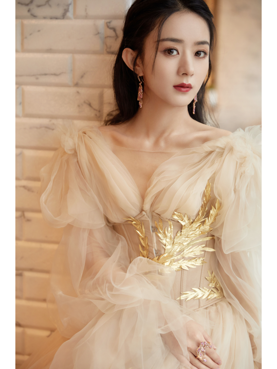 赵丽颖在2021 bazaar icons盛典上,以高定的正确演绎方式展现了坞与