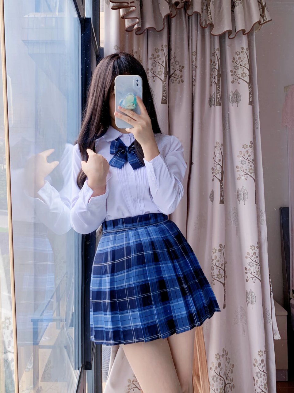 蓝色的jk  蓝色的jk制服,清新自然,给人一种安静,沉稳的感觉.