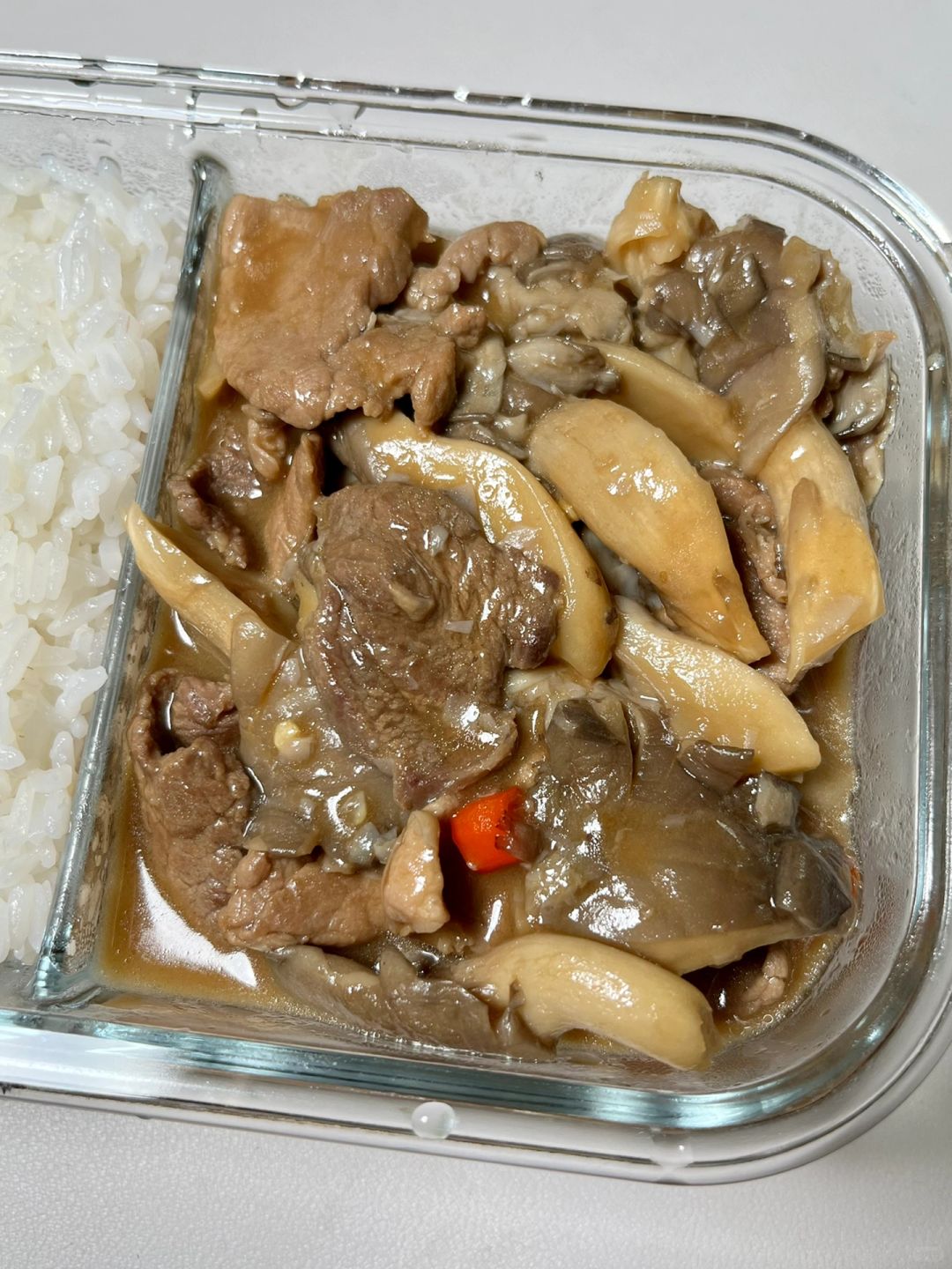 来试试这款平菇炒瘦肉便当吧保证让你大呼过瘾秒变带饭一族
