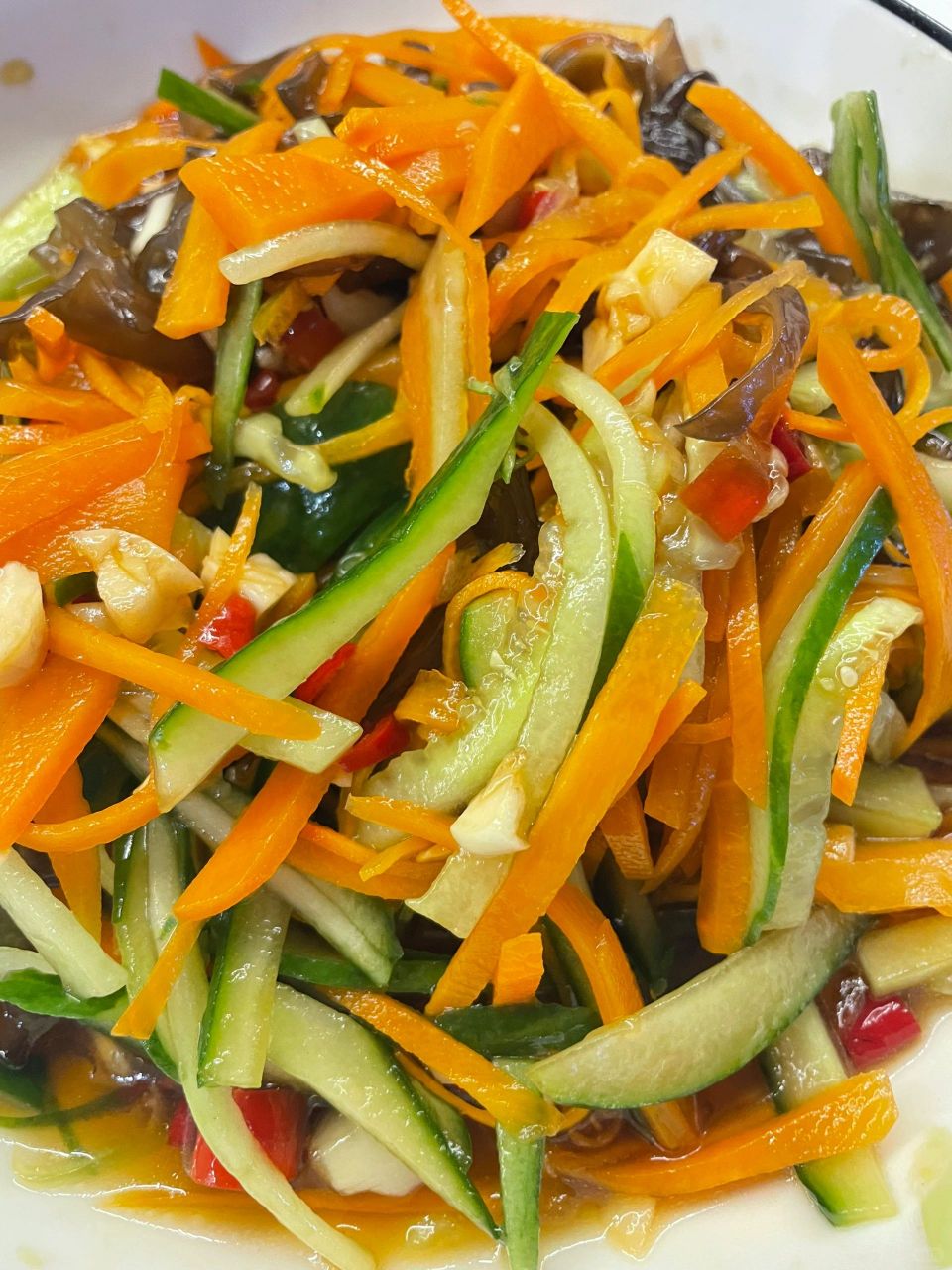 这道凉拌三色丝,不仅是一道低热量,高纤维的晚餐选择,而且色彩缤纷