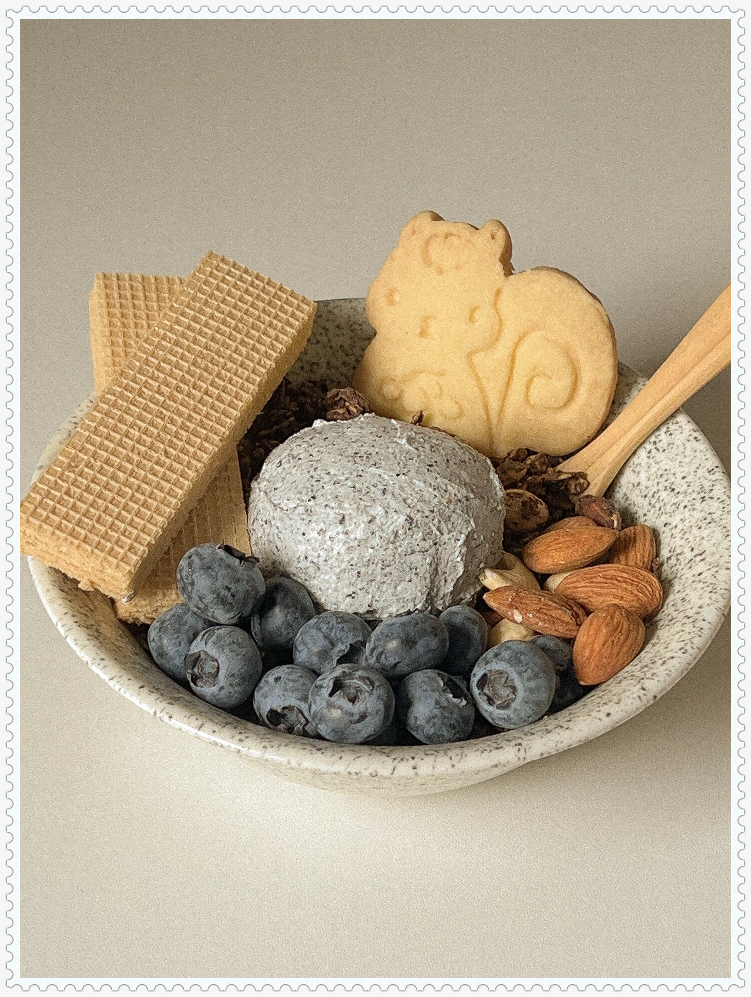 我最钟情于搭配可可燕麦和坚果的酸奶碗,它们和可爱的小饼干一起