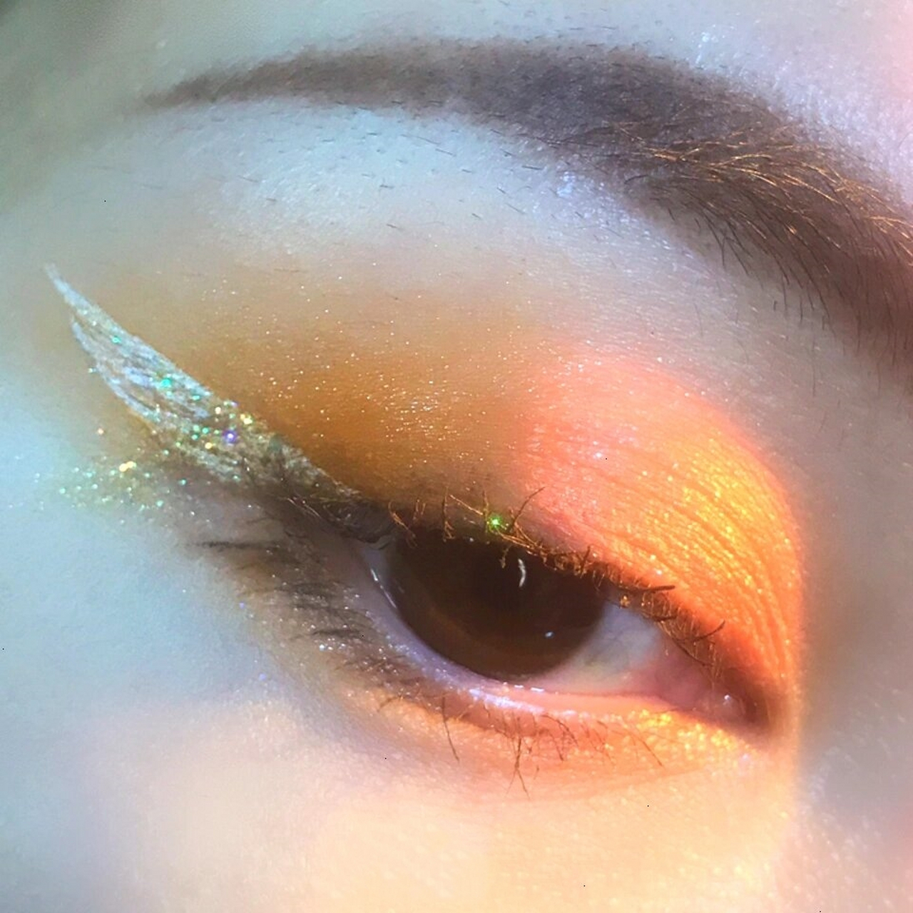 白色眼线被精心地描绘成羽毛般的形态,一丝一丝地