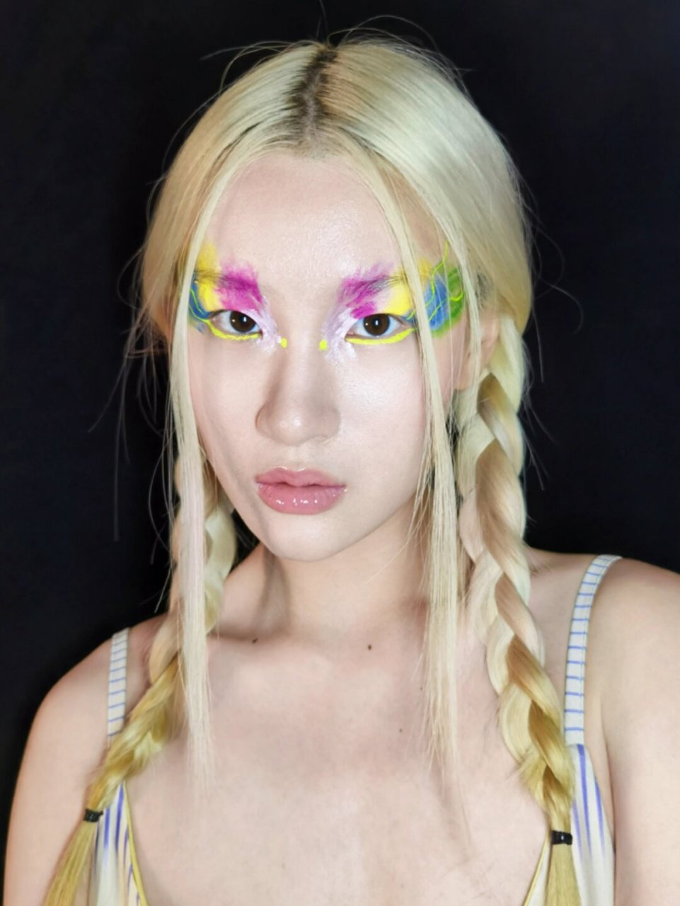 达芬奇女孩 创意眼妆	  彩绘般的眼妆  将绘画艺术与色彩搭配巧妙结合