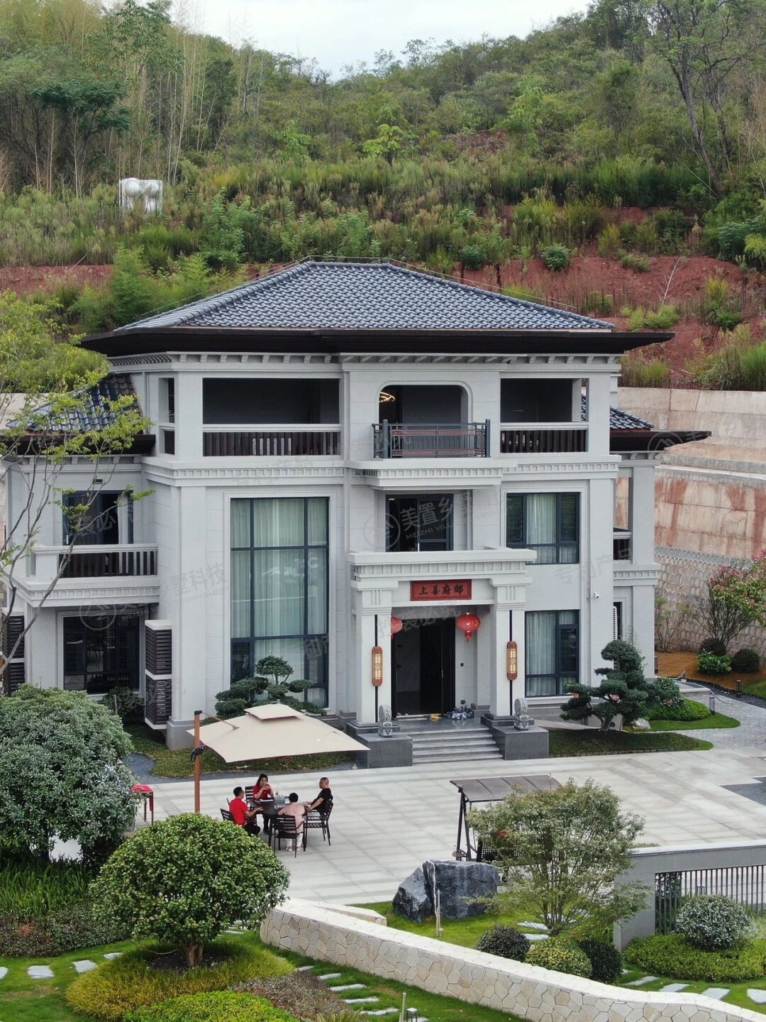 虽然大城市的繁华让人留恋,但家的温暖与归属感