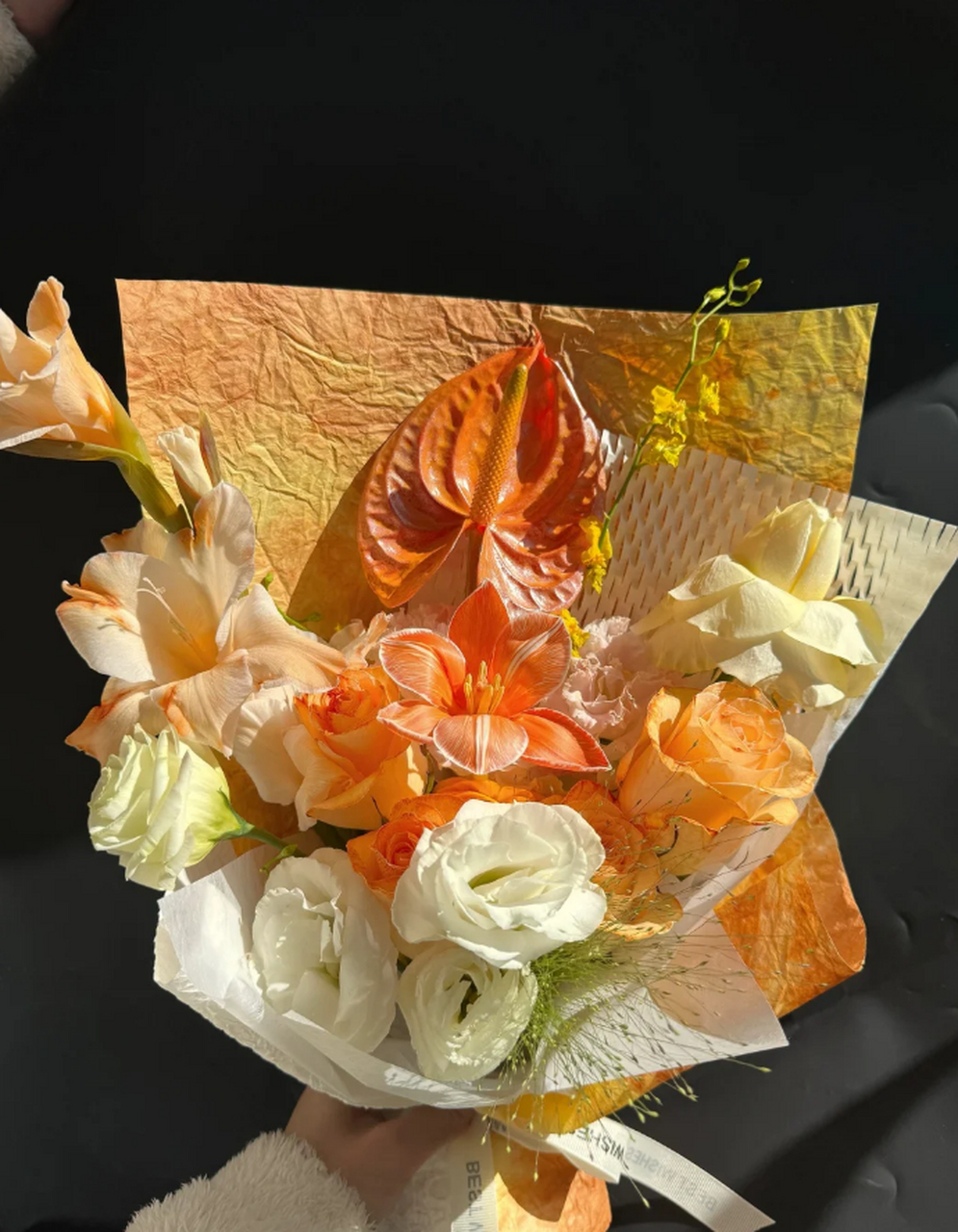 冬日小太阳:橙色系花束的温暖拥抱 在寒冷的冬日,我们渴望一丝温暖