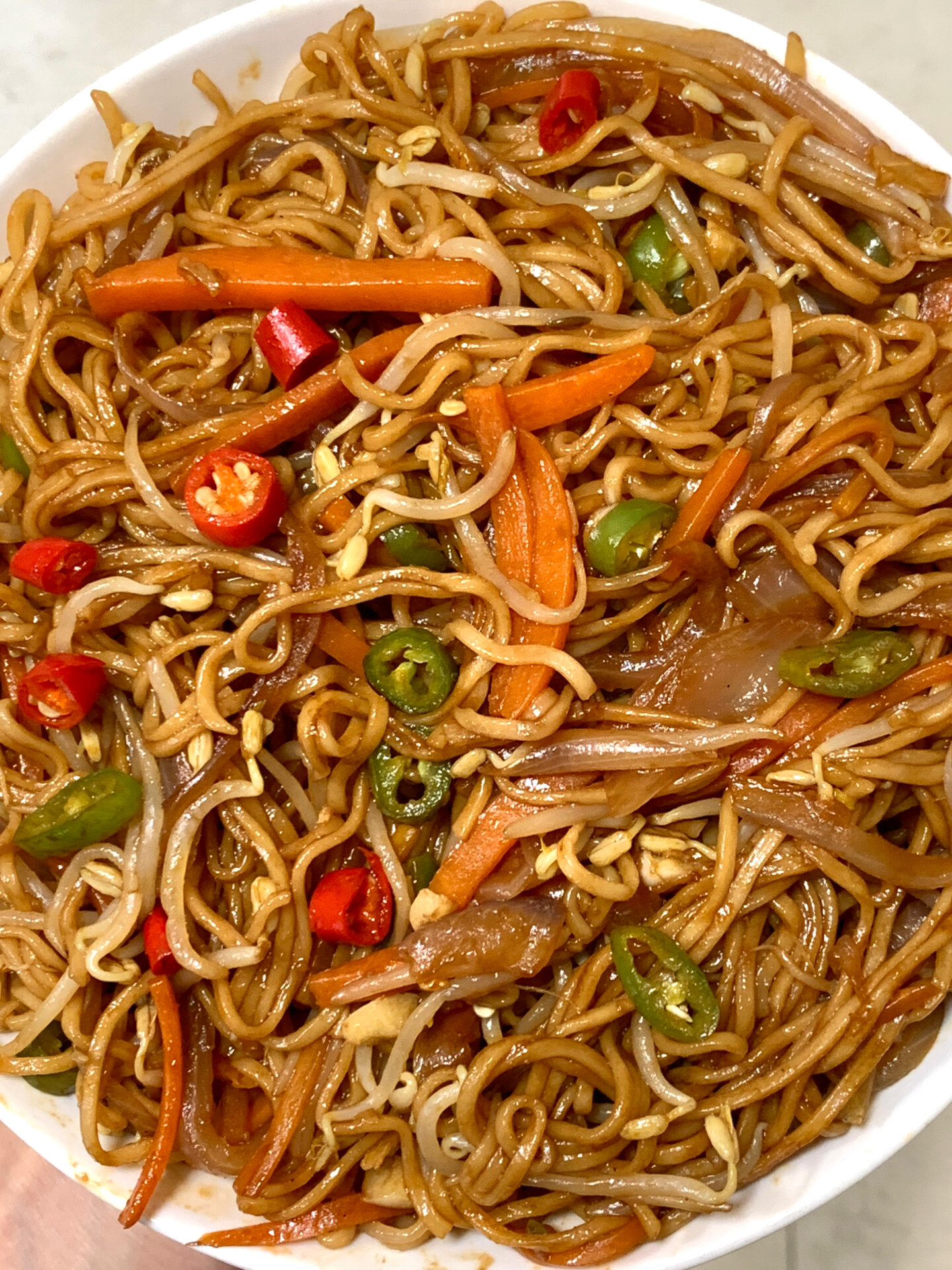 食材:面条,绿豆芽,胡萝卜,绿豆芽炒面炒绿豆面绿豆芽炒方便面