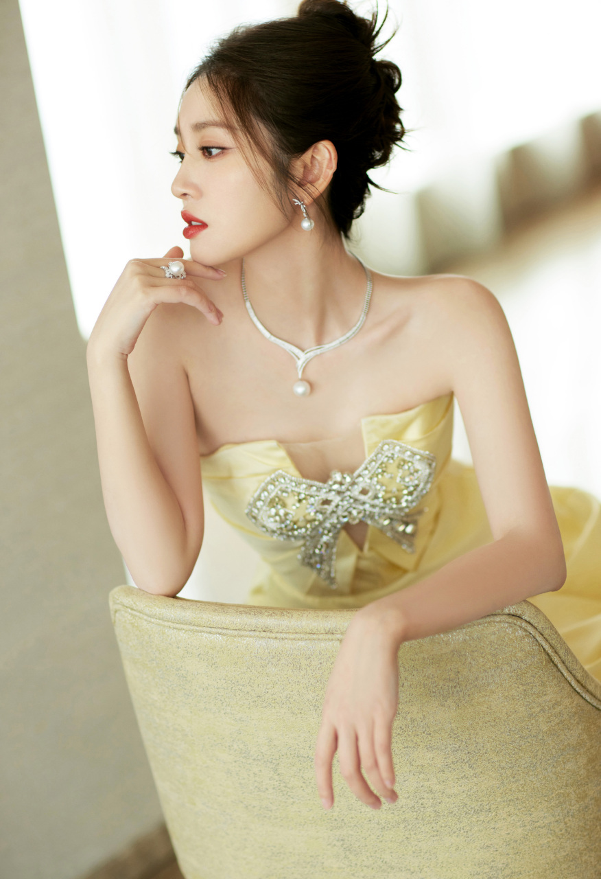 唐艺昕抹胸裙造型曝光,低头浅笑超温柔#唐艺昕# #唐艺昕张若昀