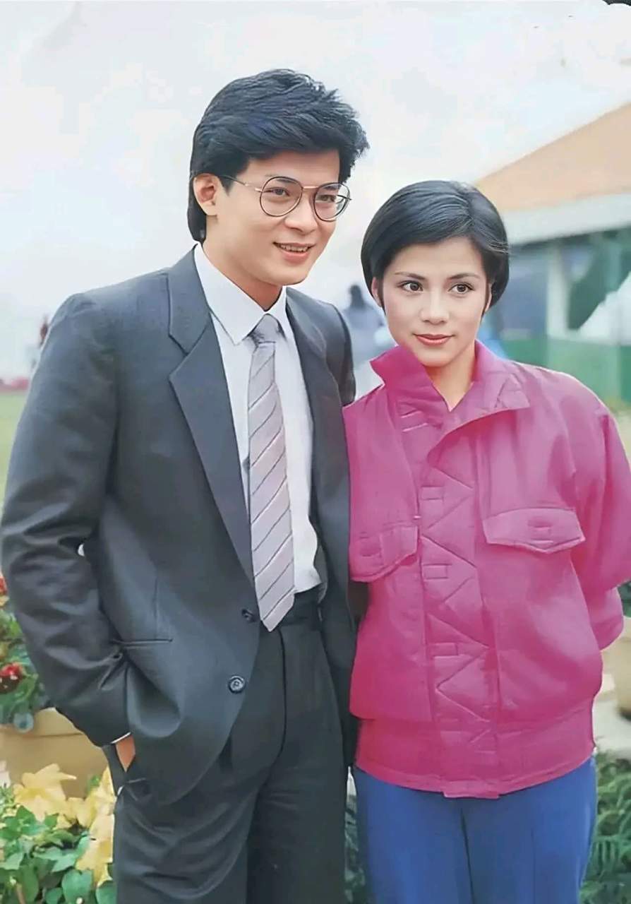 1983年,《射雕英雄传》拍摄结束,翁美玲和黄日华合影