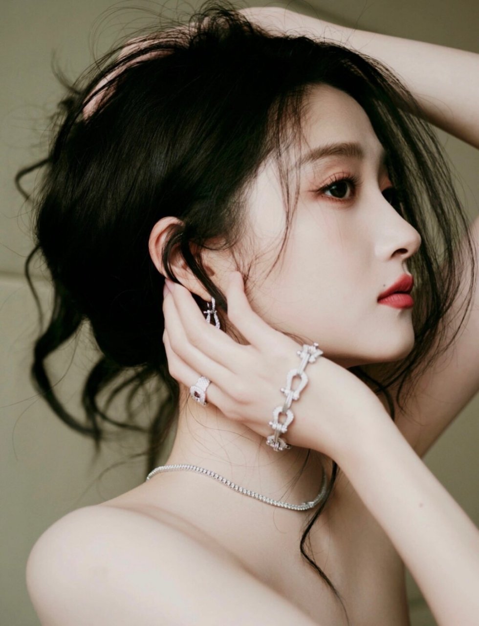 晓彤身着华贵珠宝,优雅现身fred斐登活动,璀璨的钻石光芒映衬出她