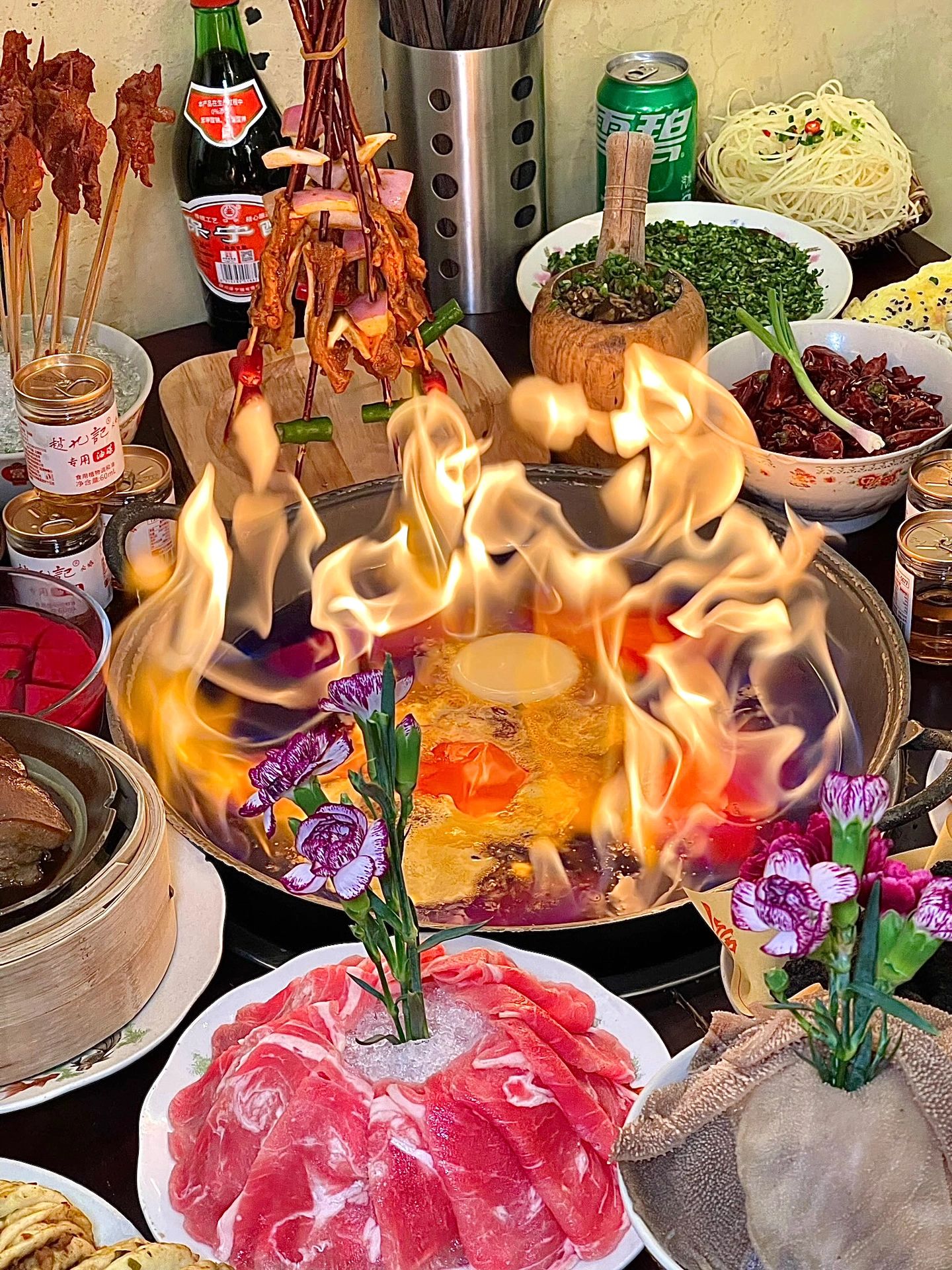 话说那天在西安,我闲来无事,看到一家火锅店门口人潮涌动,心想:"这