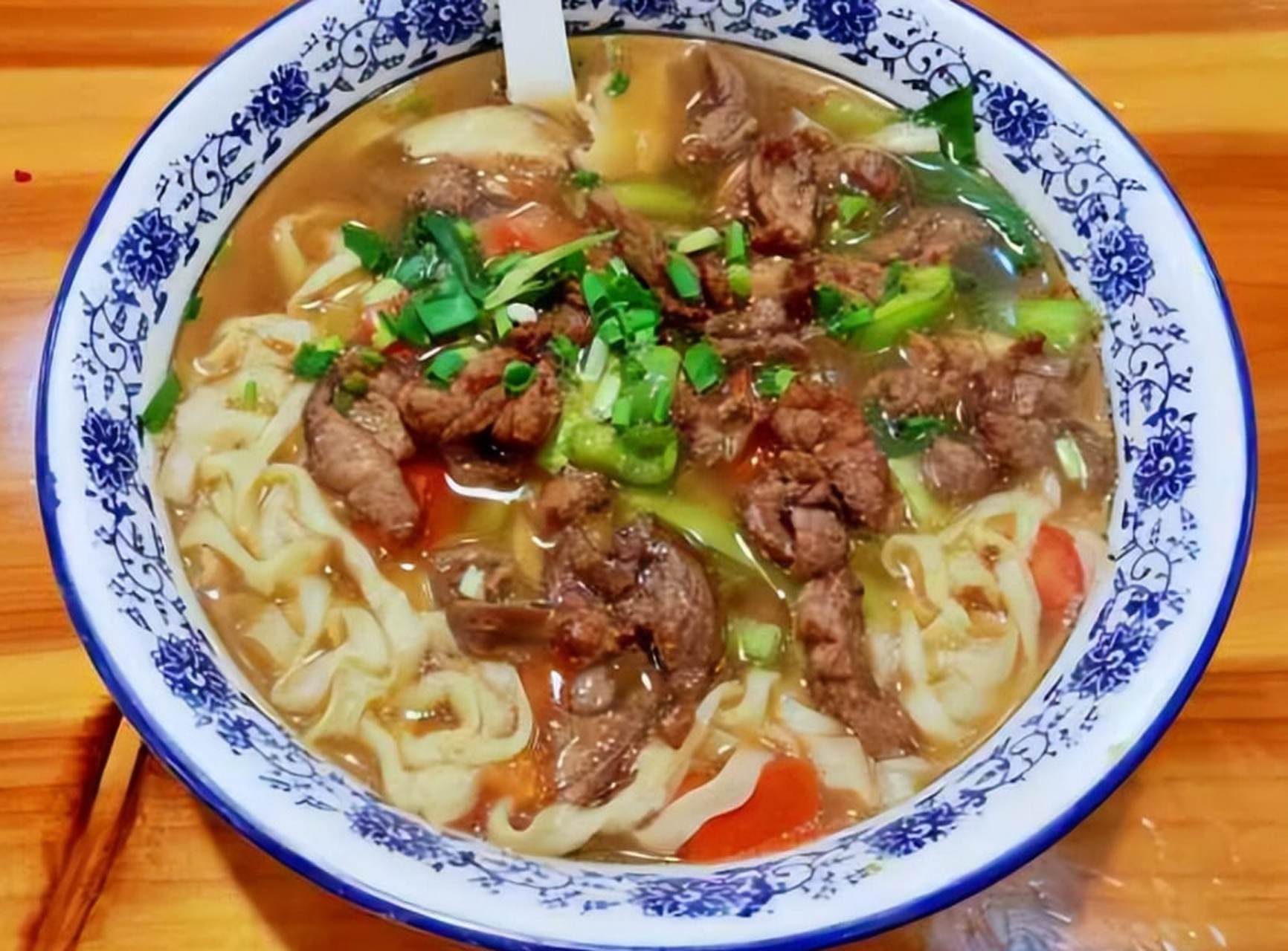 兰溪牛肉面是金华地区的特色面食,选用优质牛肉和面粉制作而成