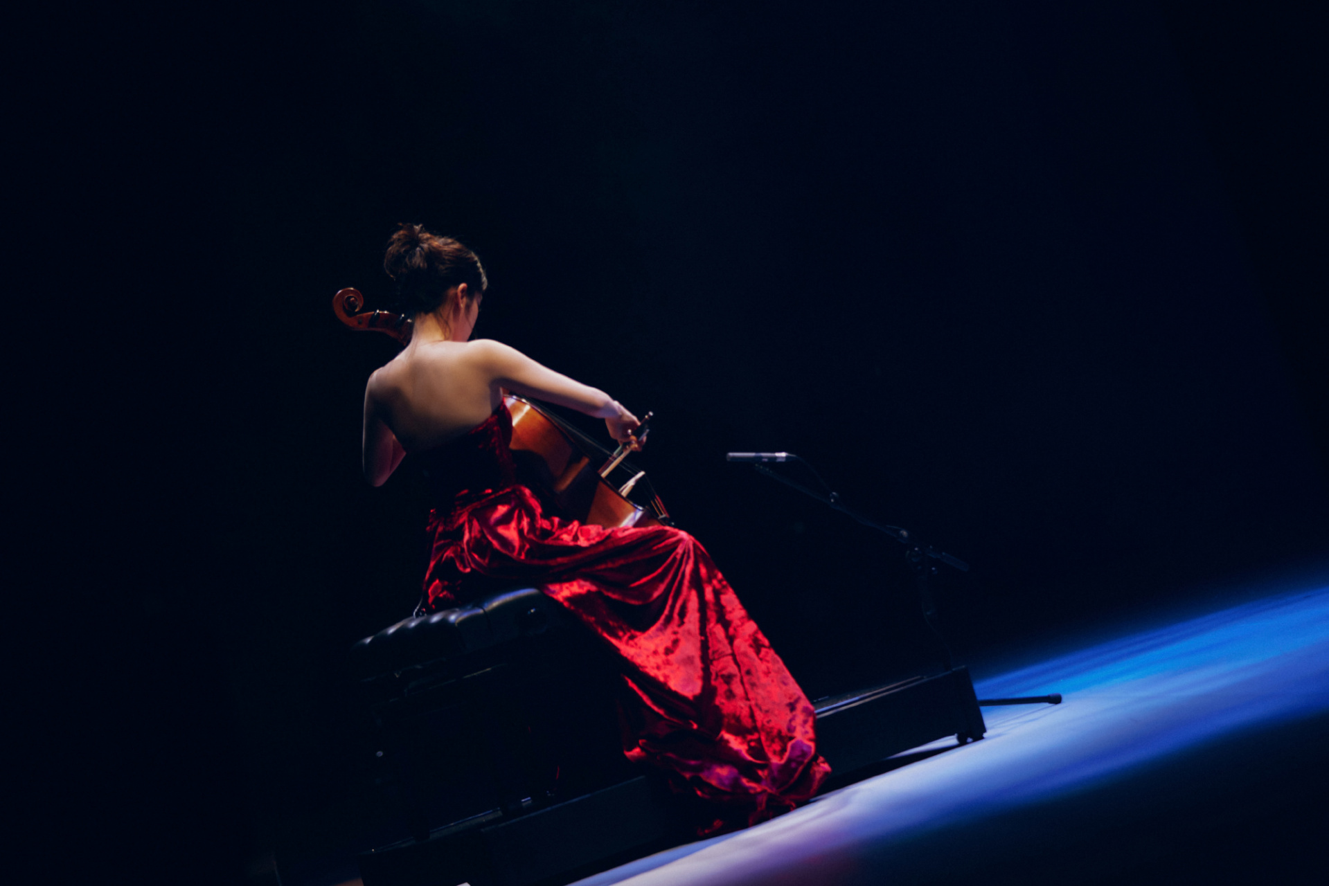 欧阳娜娜演出照曝光 穿红裙拉琴气质优雅#欧阳娜娜# #欧阳娜娜否认