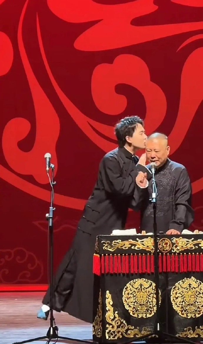 其中郭麒麟和郭德纲两人同台更是引起了关注,郭麒麟在台上还猝不及