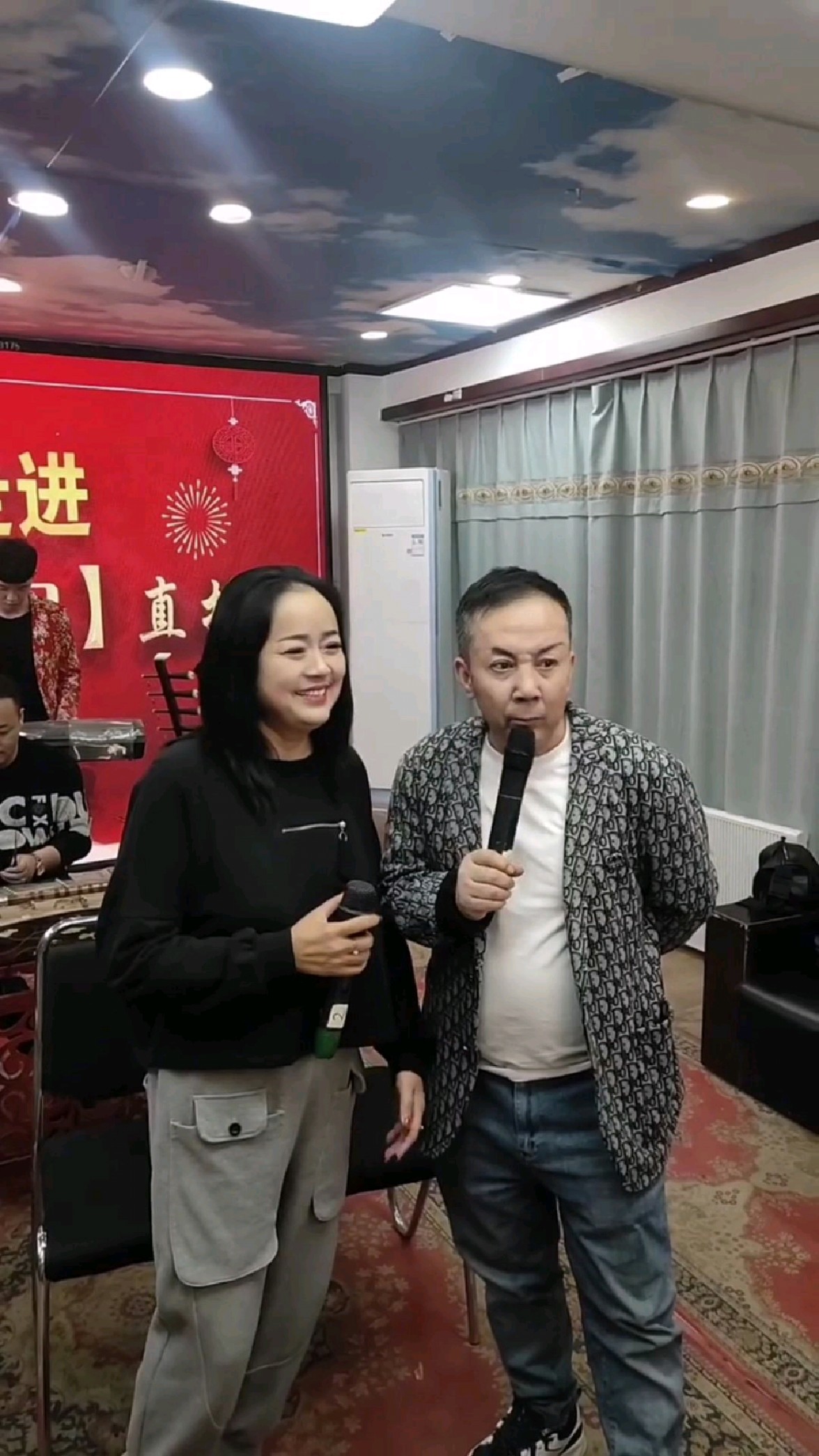 樊二板女的简介图片