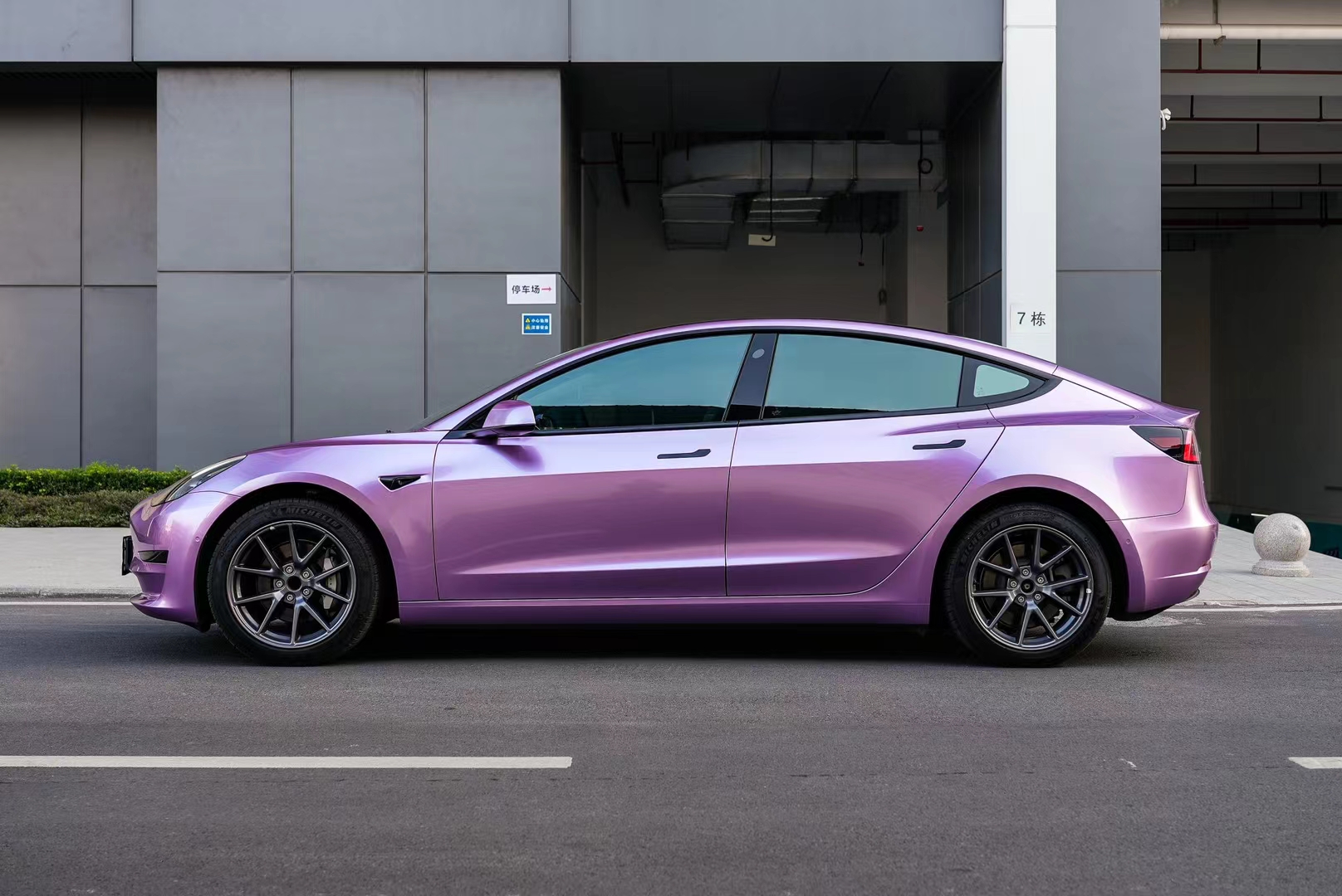 特斯拉model3-ek改色膜维多利亚紫,再增加一些金属质感