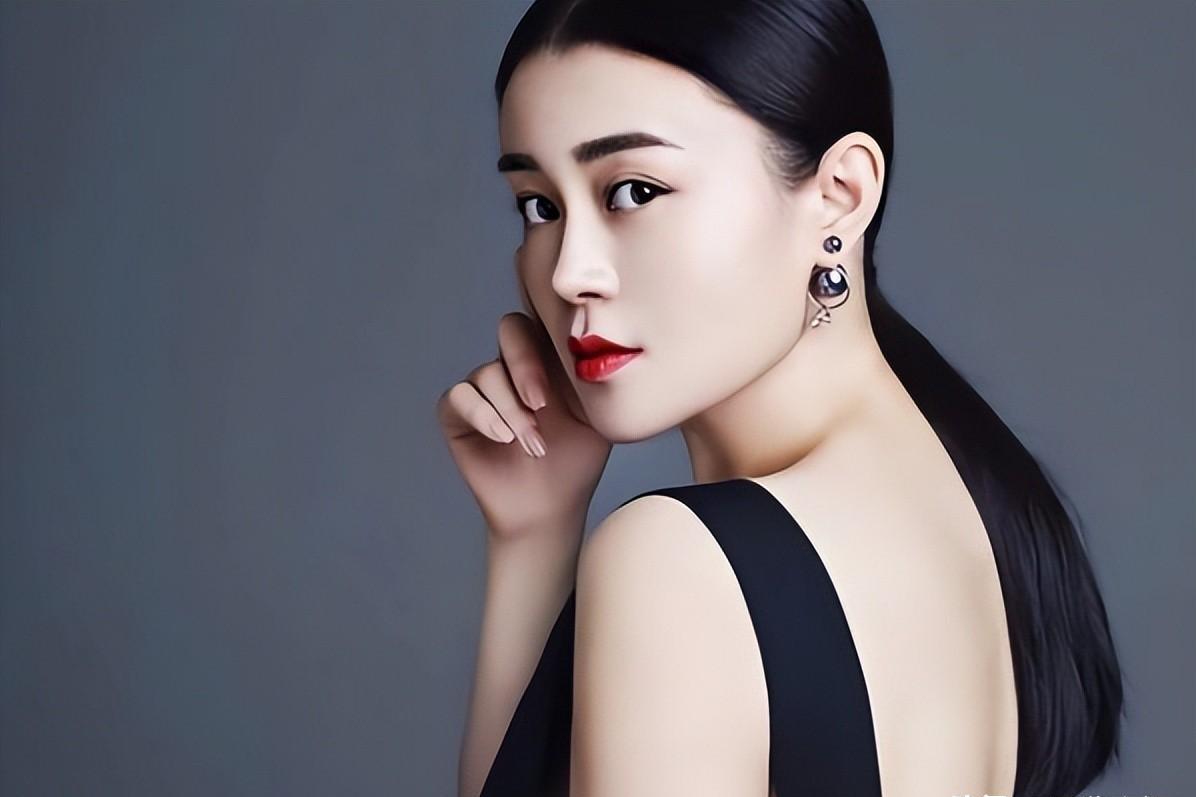 真敞亮!关婷娜直播时粉丝说衣服太瘦,她马上就行动起来