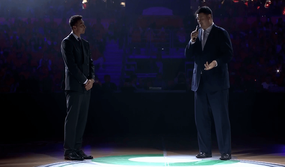 姚明目睹易建联球衣被退役,泪洒现场,历史瞬间!