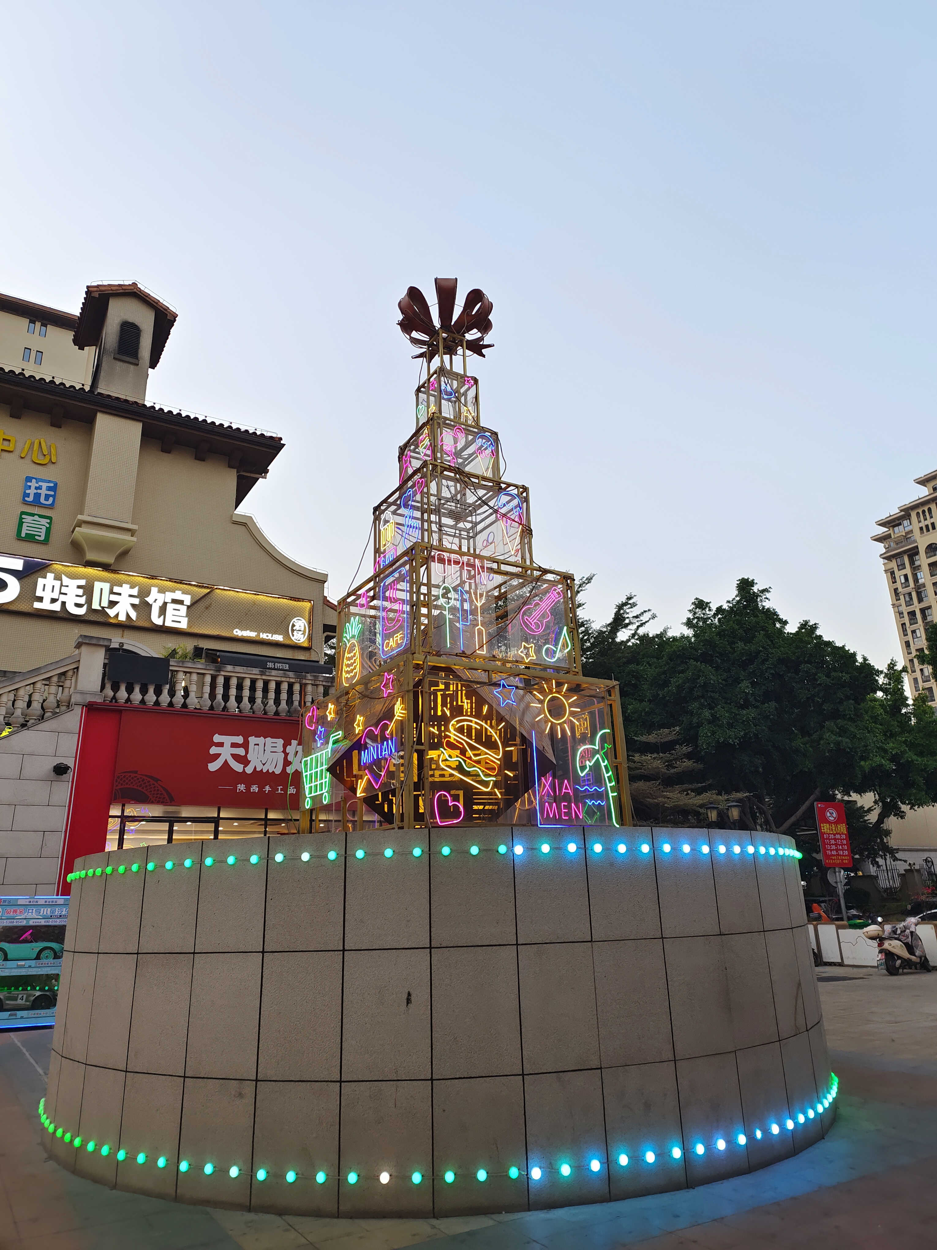 出来接7岁儿子左左放学,每次经过这里的时候,都会忍