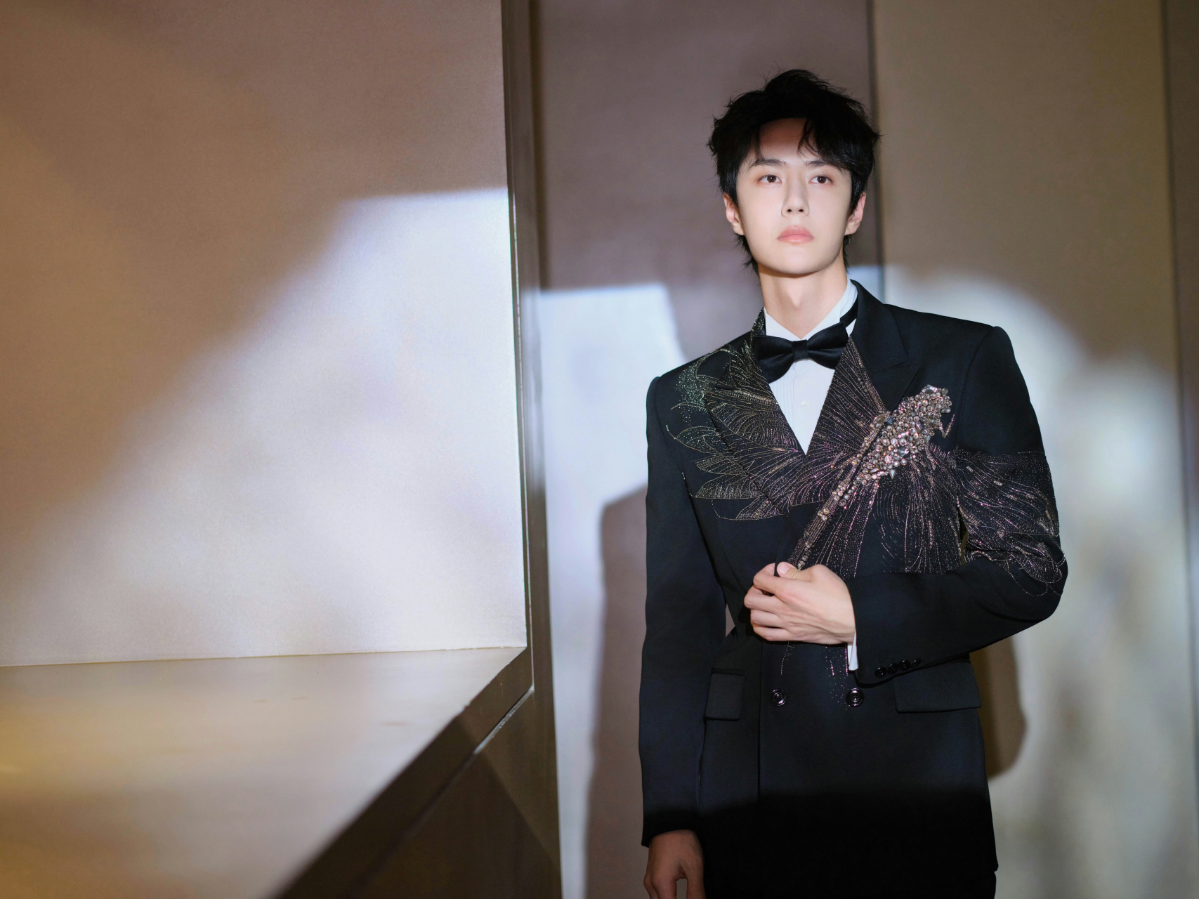 原来王一博这套look还有这个意思呢.