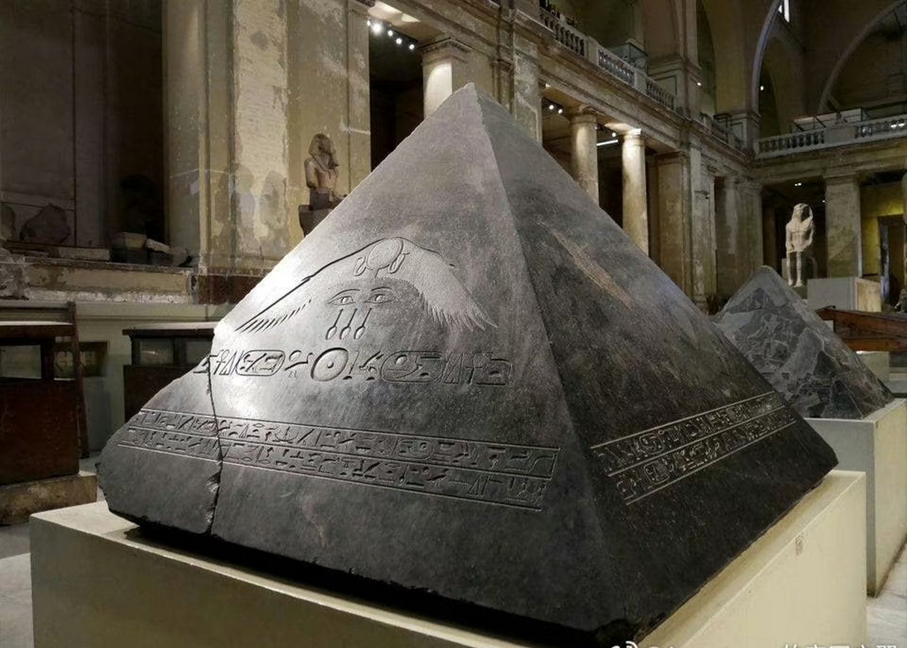 原来埃及金字塔塔顶早已经被大英博物馆给偷了,难怪我说金字塔怎么没