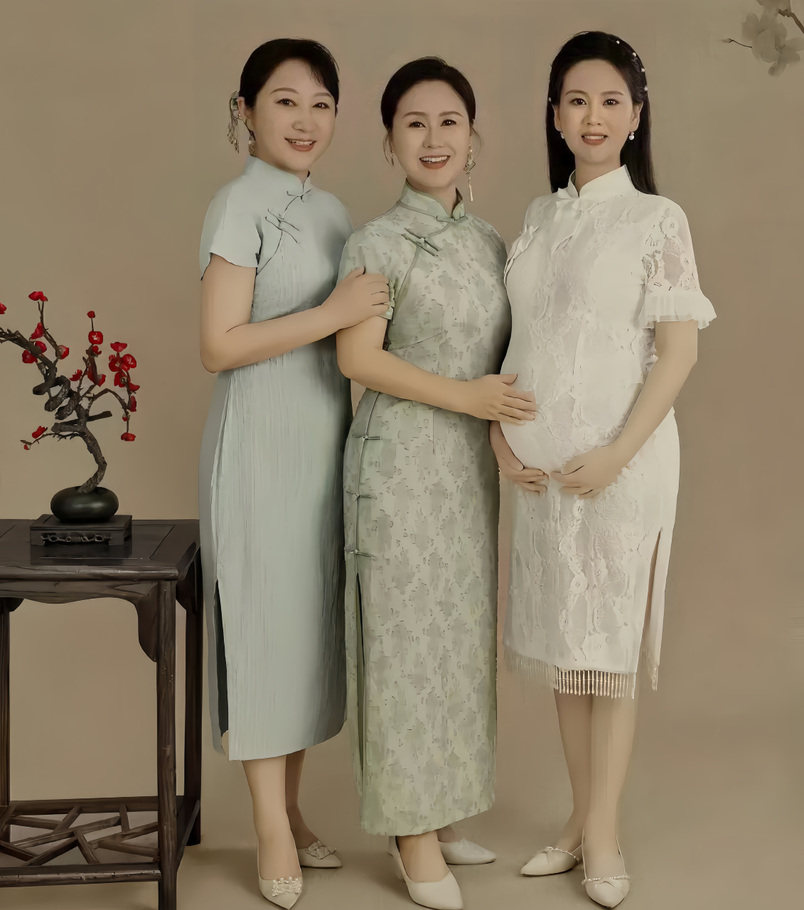 这是一位女子和妈妈,婆婆,在一起的珍贵合影