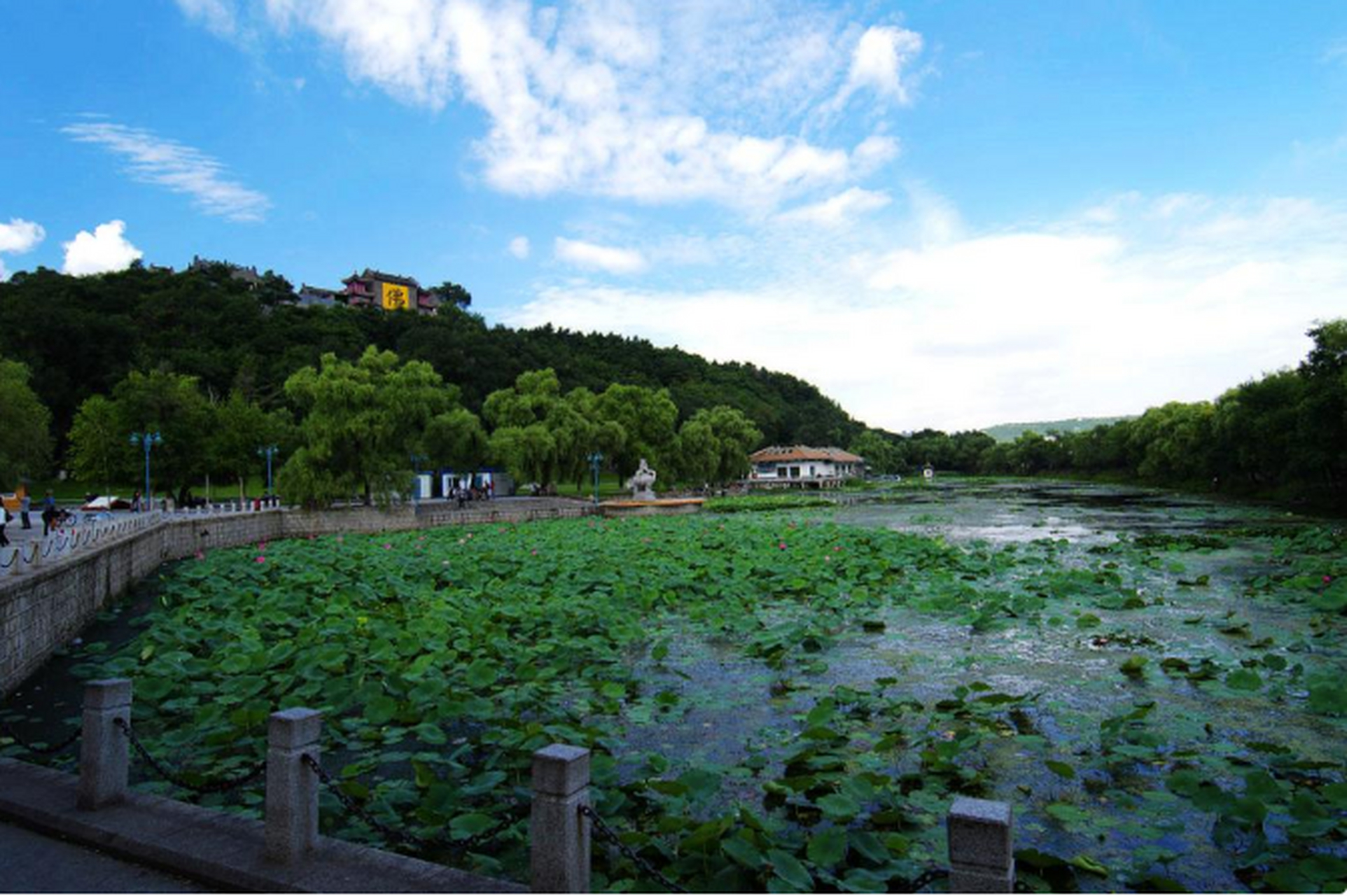 吉林市北山公园是一处集自然风光,人文景观和冰雪娱乐于一体的综合性