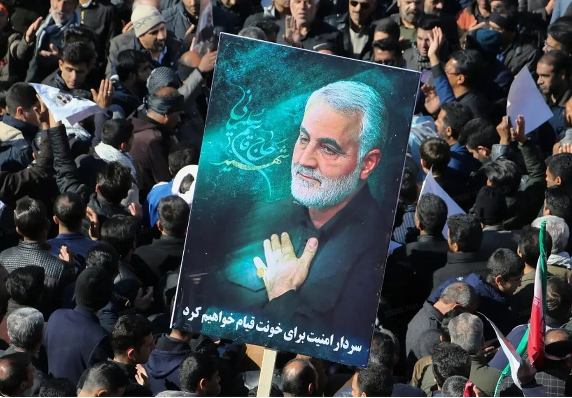 在卡西姆·苏莱曼尼将军逝世四周年之际,伊朗克尔曼市通往埋葬苏莱曼