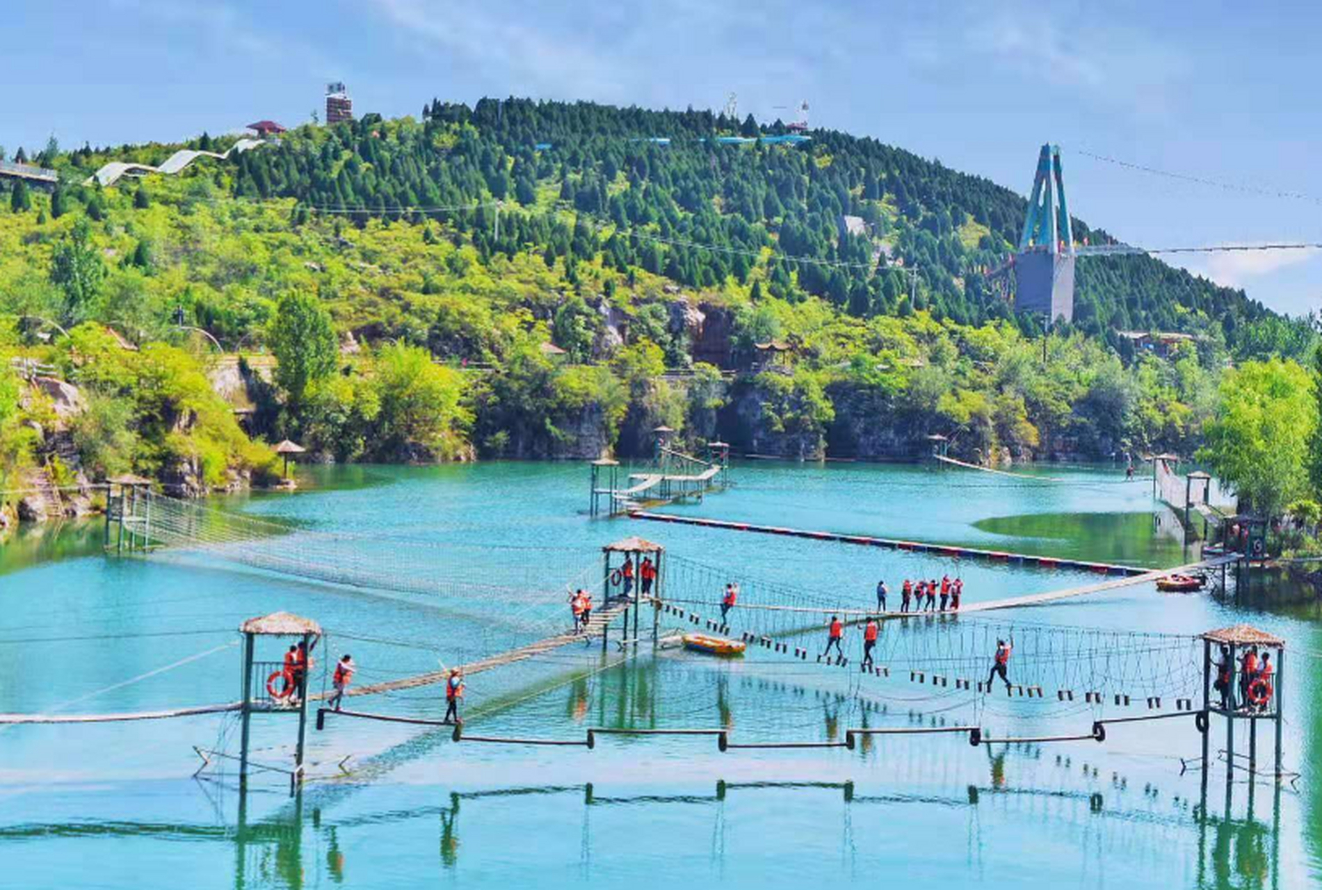 万泉湖位于河南省林州市,是淇,淅两河的交汇处.